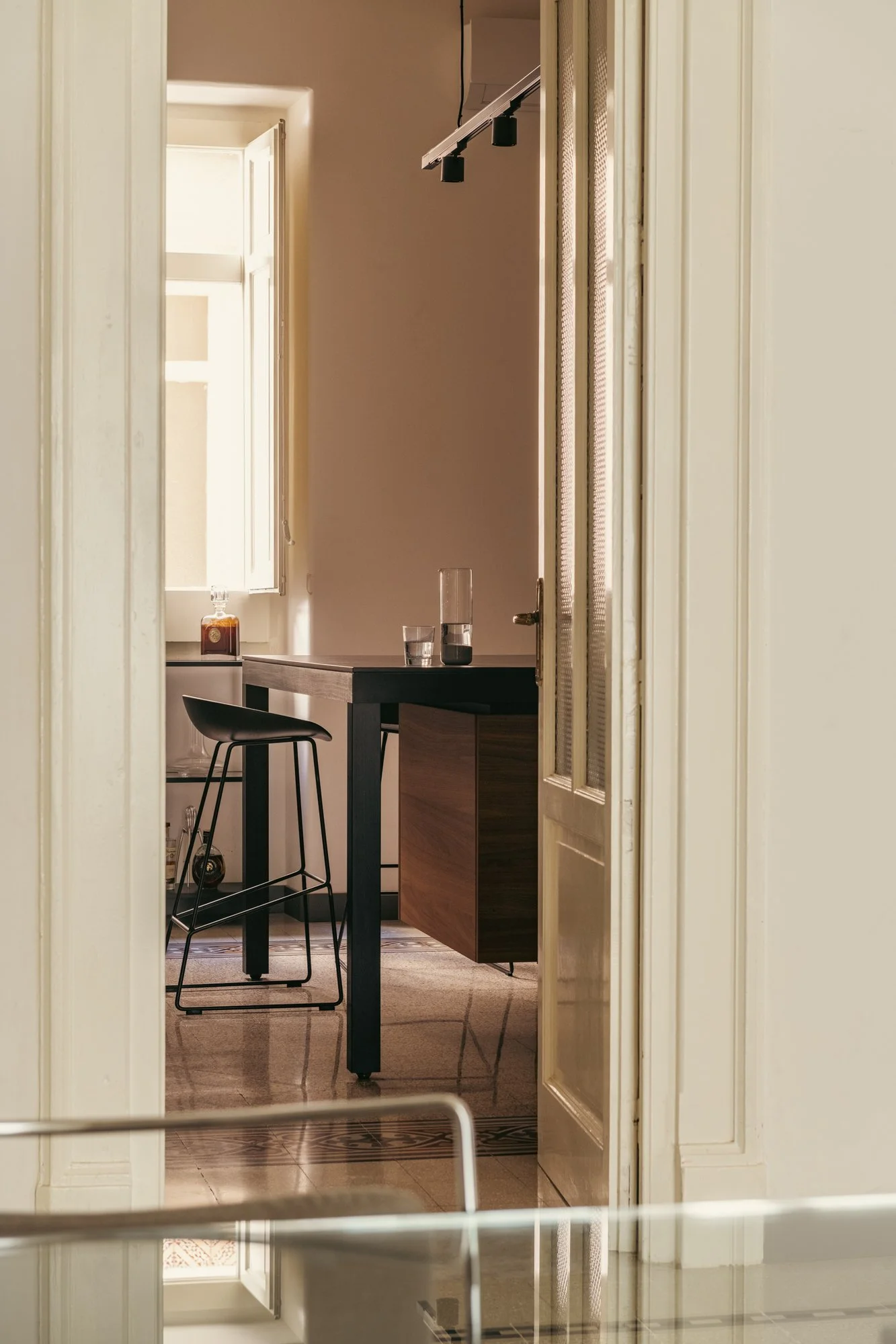 La cucina Dada dell'appartamento a Palermo si inserisce negli spazi storici restaurati attraverso un linguaggio contemporaneo che dialoga con pavimenti originali, infissi e finiture d'epoca.