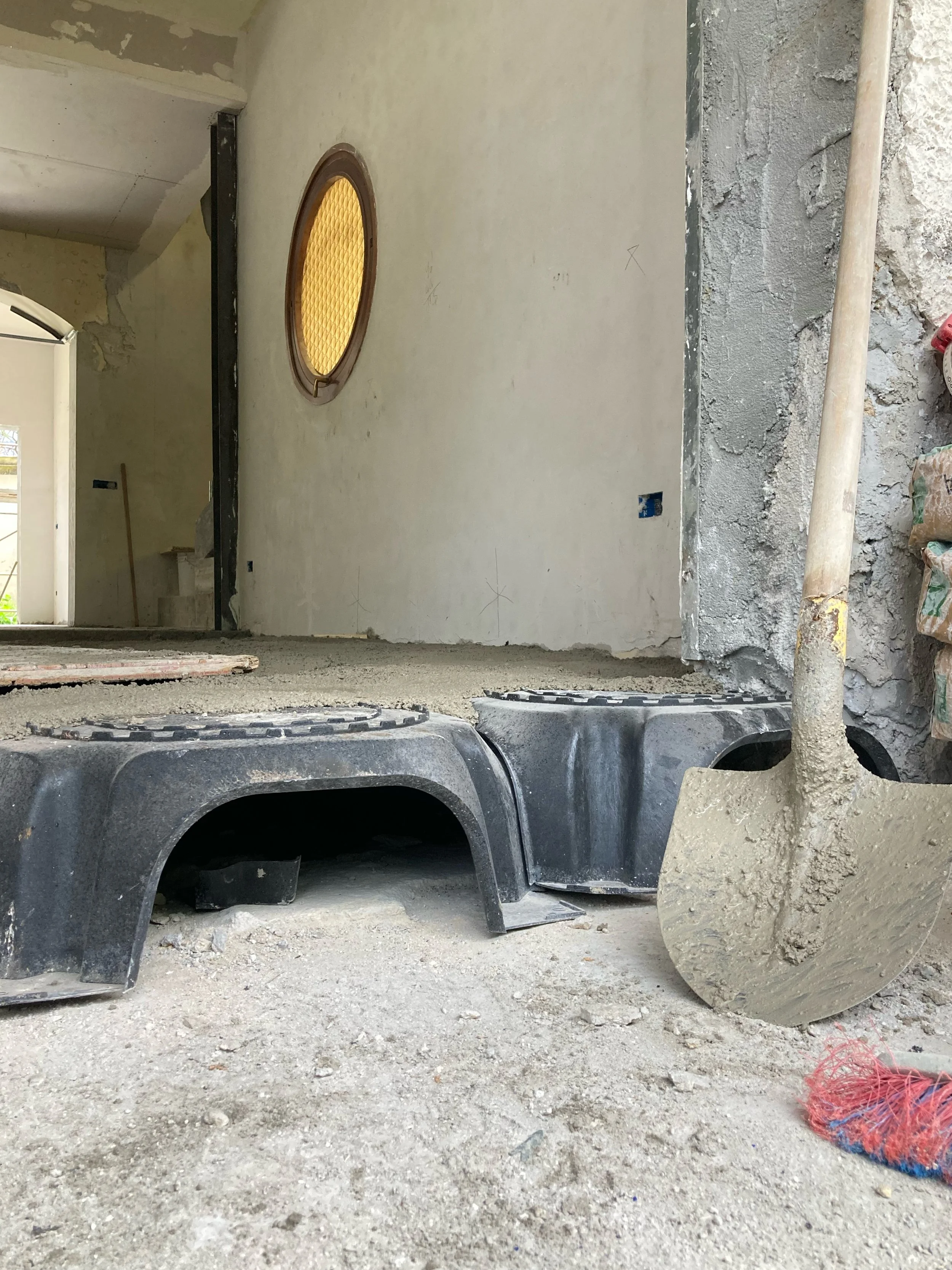 Fase di realizzazione del vespaio aerato che definisce la nuova quota del piano terra durante la trasformazione della villa in due abitazioni indipendenti. Il nuovo vespaio aerato consente di ridefinire la quota del piano terra eliminando l'umidità d