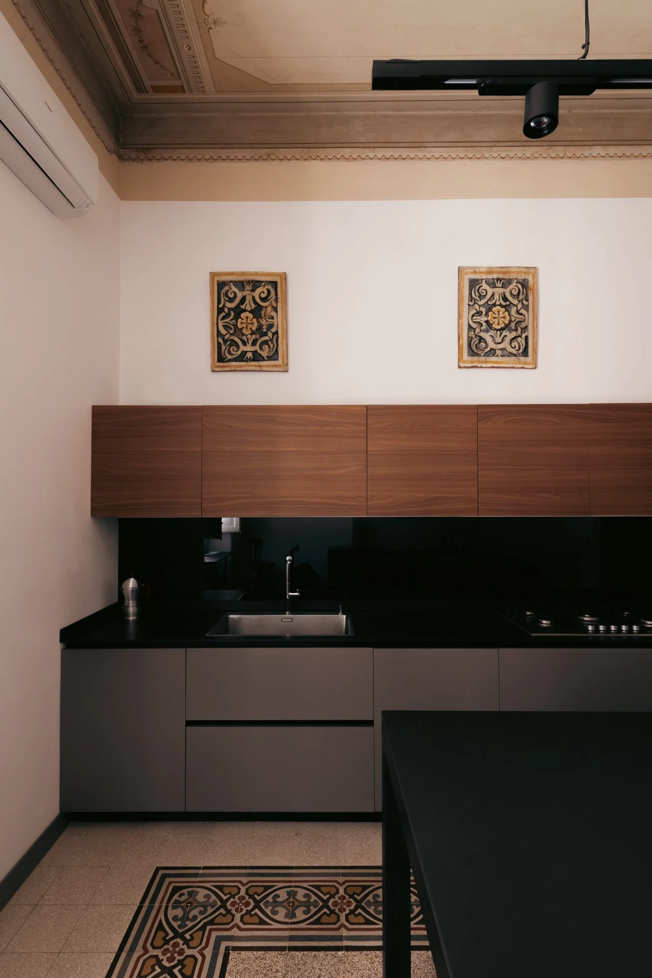 La cucina dell'appartamento a Palermo con led spenti.