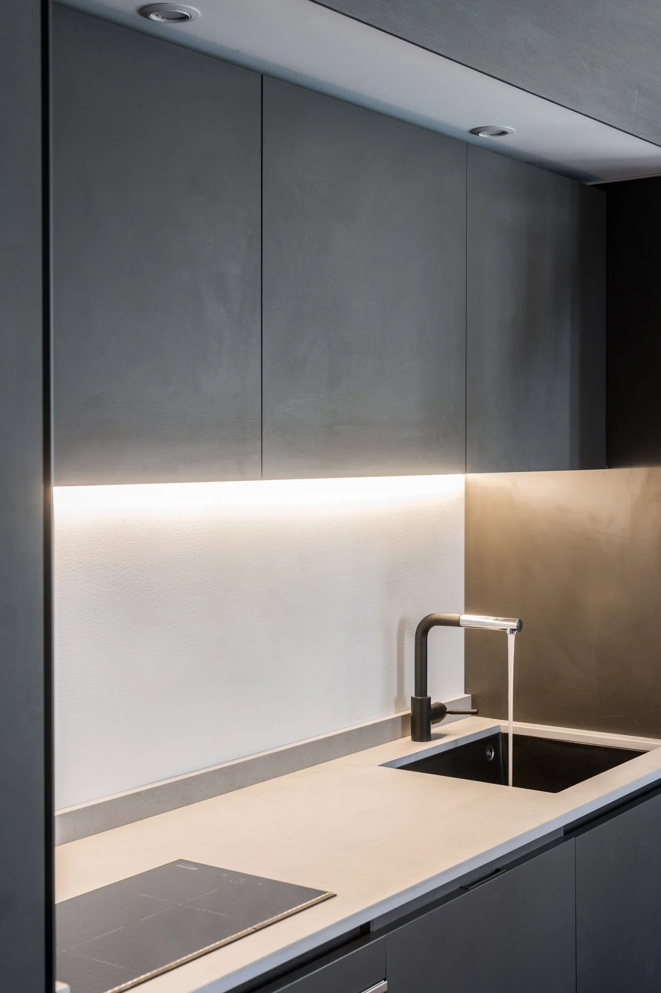 Nel progetto Bi-Cubo la cucina non viene concepita come semplice elemento d'arredo ma come parte integrante della costruzione dello spazio. Inserita all'interno del nuovo volume che organizza l'intero appartamento, la composizione dialoga con la gera