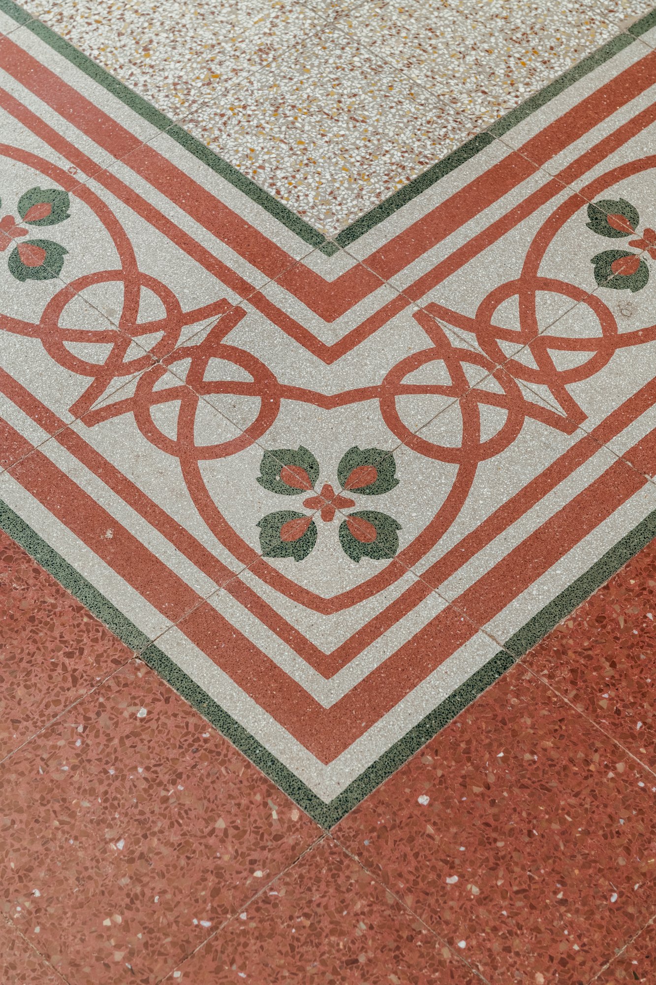 Il recupero delle decorazioni e dei materiali originali valorizza i pavimenti storici dell'appartamento a Palermo, rafforzando il legame tra memoria, conservazione e abitare contemporaneo.