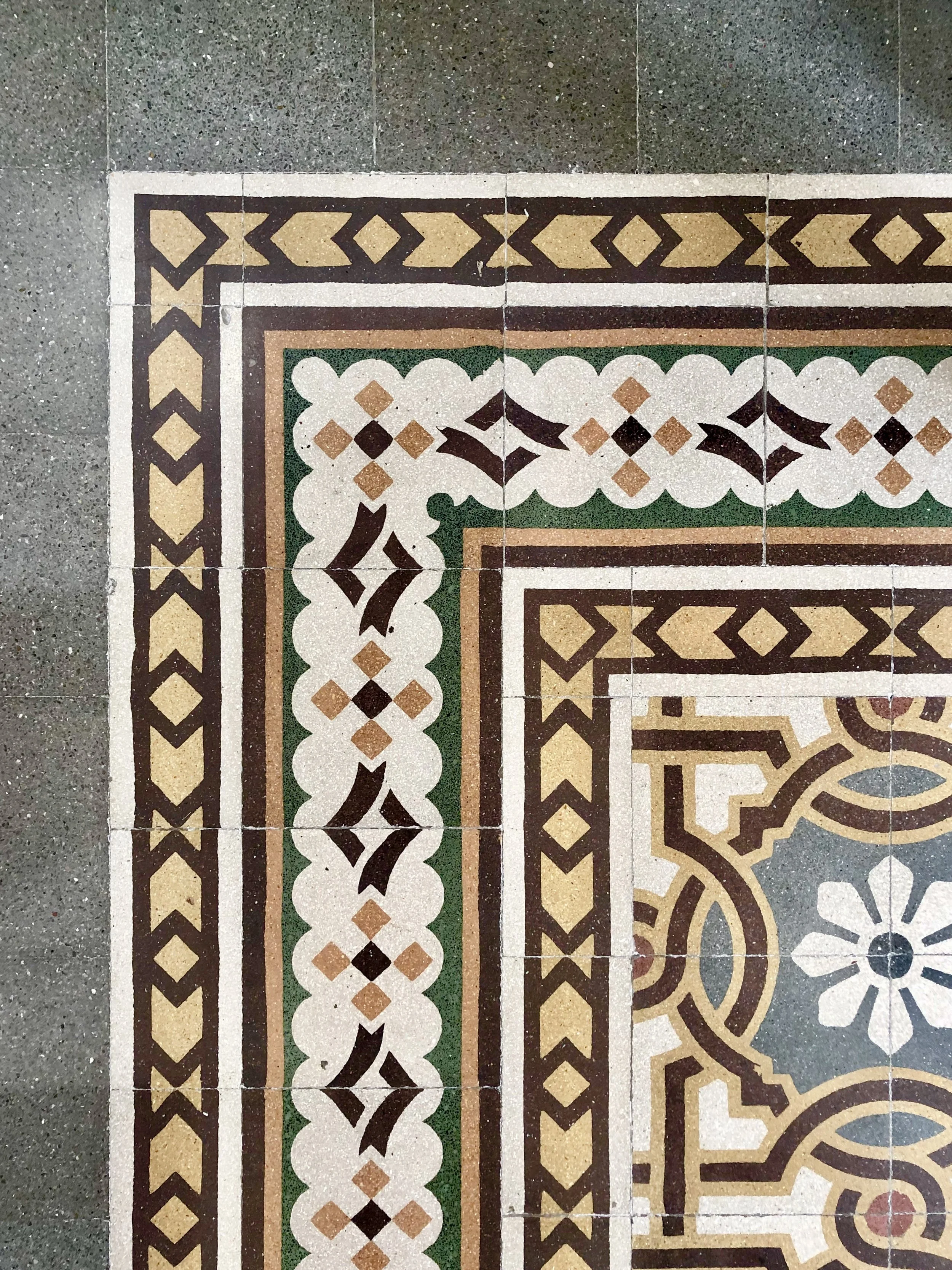 Dettaglio delle cementine storiche originali recuperate durante il restauro e la ristrutturazione di un appartamento storico a Palermo. Il tappeto decorato viene smontato, restaurato e ricomposto secondo un nuovo disegno capace di preservarne l’ident