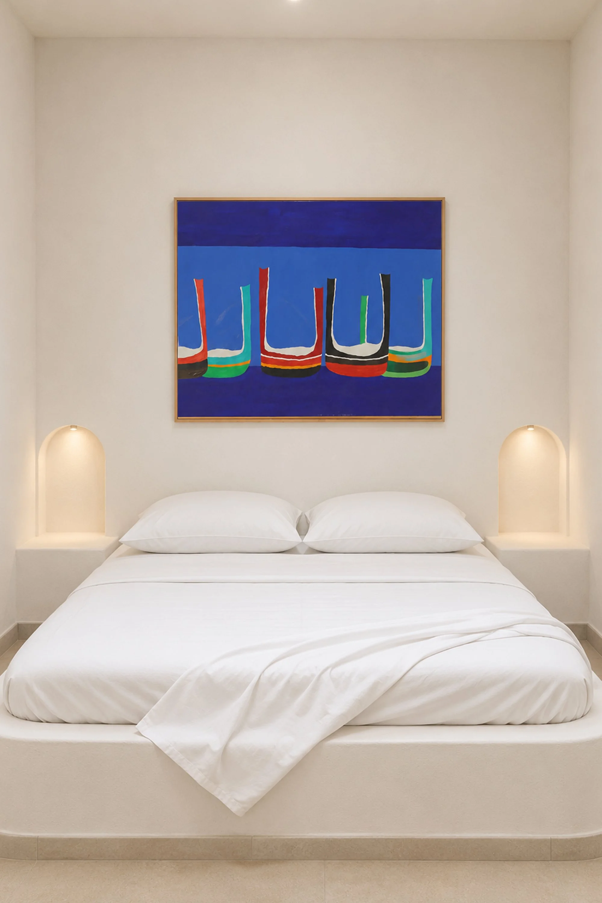 Interno della camera da letto del progetto Lithos a Pantelleria. Il letto emerge direttamente dalla massa costruita e si integra con le nicchie illuminate ricavate nello spessore murario. Le superfici continue e le geometrie curve reinterpretano l’ar