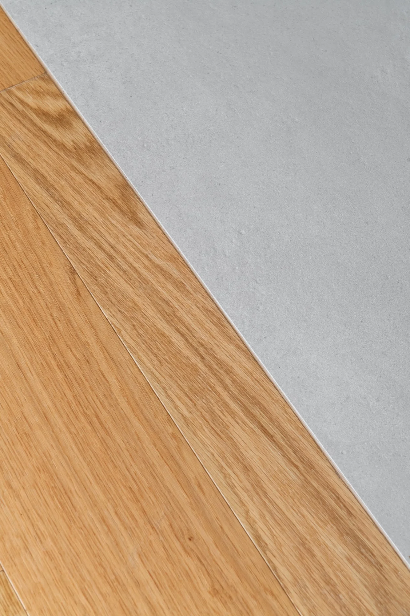 Dettaglio del pavimento dove si incontrano gres e parquet rovere. Il dettaglio dimostra la sensibilità di FDR architetto con studio a Palermo verso l'accostamento tra materiali.