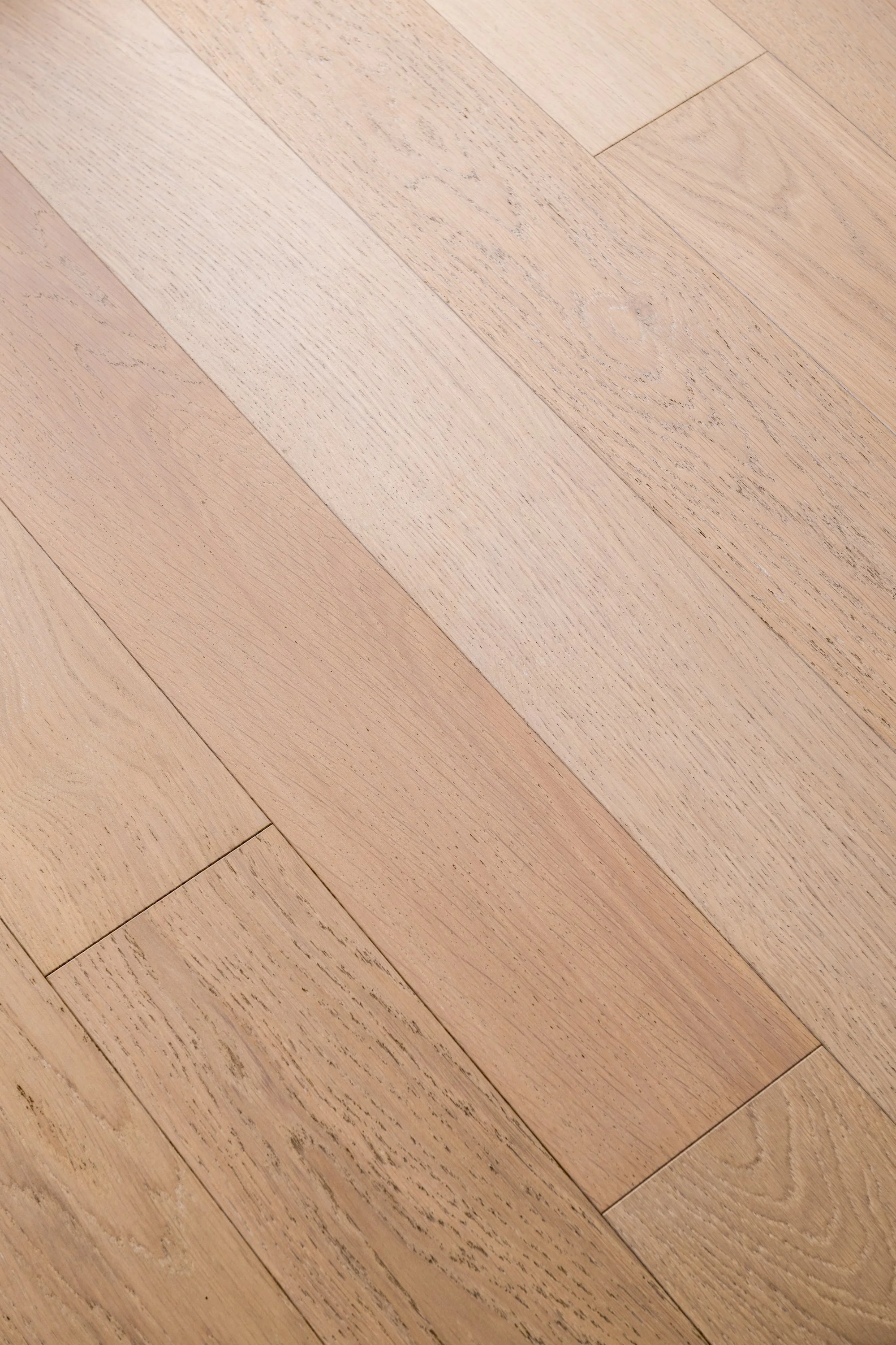 Nel progetto Slide a Palermo di Francesco Di Raimondo, il parquet in rovere Michelangelo Montblanc di Listone Giordano è scelto come elemento unificante dell’intervento. Le lunghe tavole e le sfumature naturali del legno costruiscono una superficie c