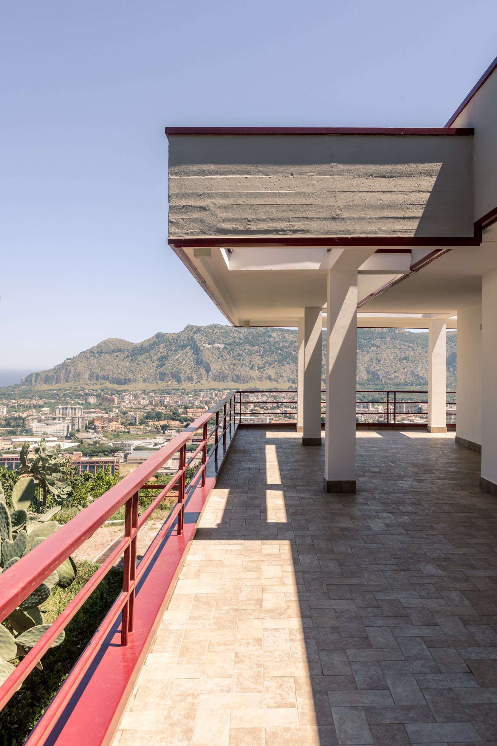 Terrazza panoramica della villa ristrutturata a Palermo con vista sulla Piana dei Colli, sul Golfo di Mondello e sulle montagne circostanti. La grande terrazza panoramica valorizza la posizione dominante della villa, offrendo un rapporto diretto con 
