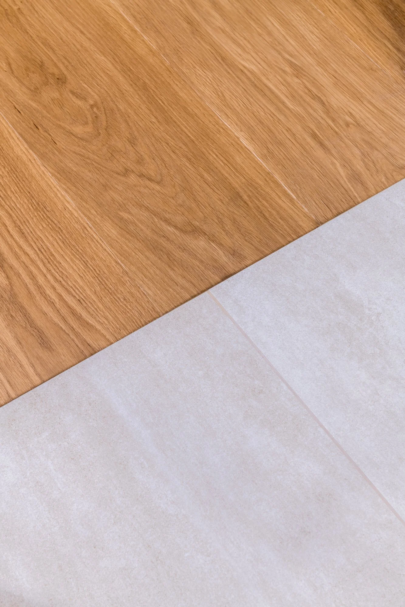 Dettaglio dell’incontro tra parquet in rovere e gres porcellanato nella ristrutturazione dell’appartamento Mikado a Palermo. Il rapporto tra materiali, superfici e texture contribuisce alla costruzione di un linguaggio unitario che organizza gli ambi