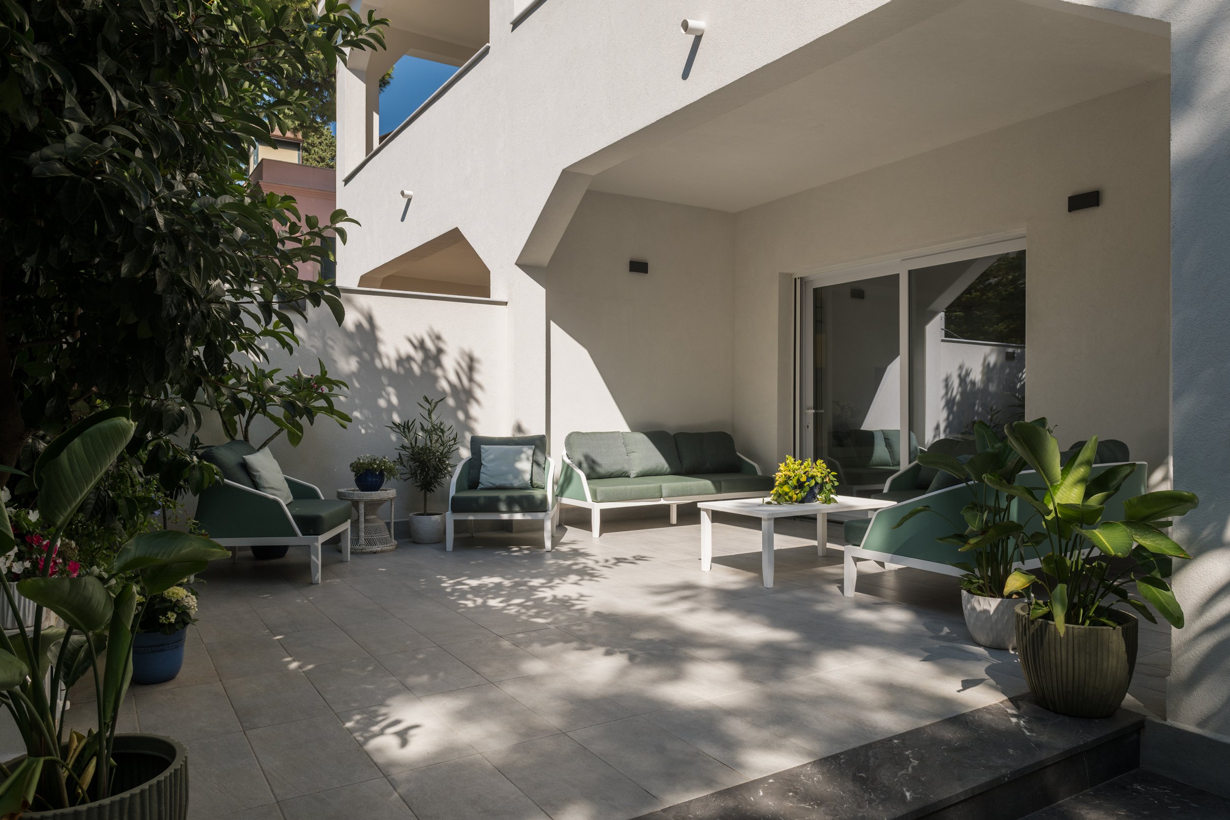 Ristrutturazione di una villa unifamiliare a Mondello, Palermo, progettata da FDR Architetto. La ridefinizione dei prospetti e delle aperture è stata resa possibile dal consolidamento strutturale e dalla realizzazione di nuove cerchiature, che consen