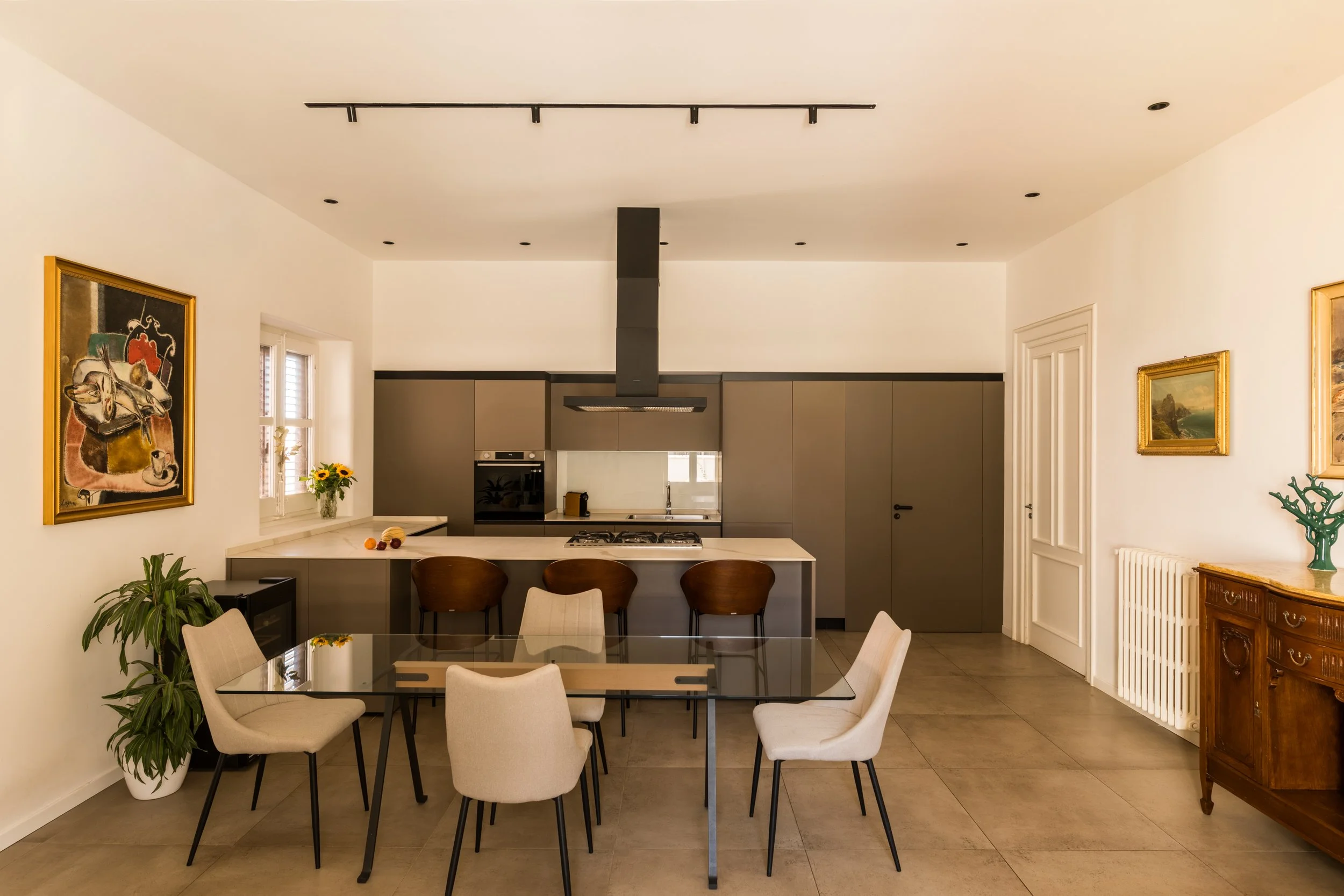 open-space-appartamento-storico-palermo-cucina-con-penisola.jpg