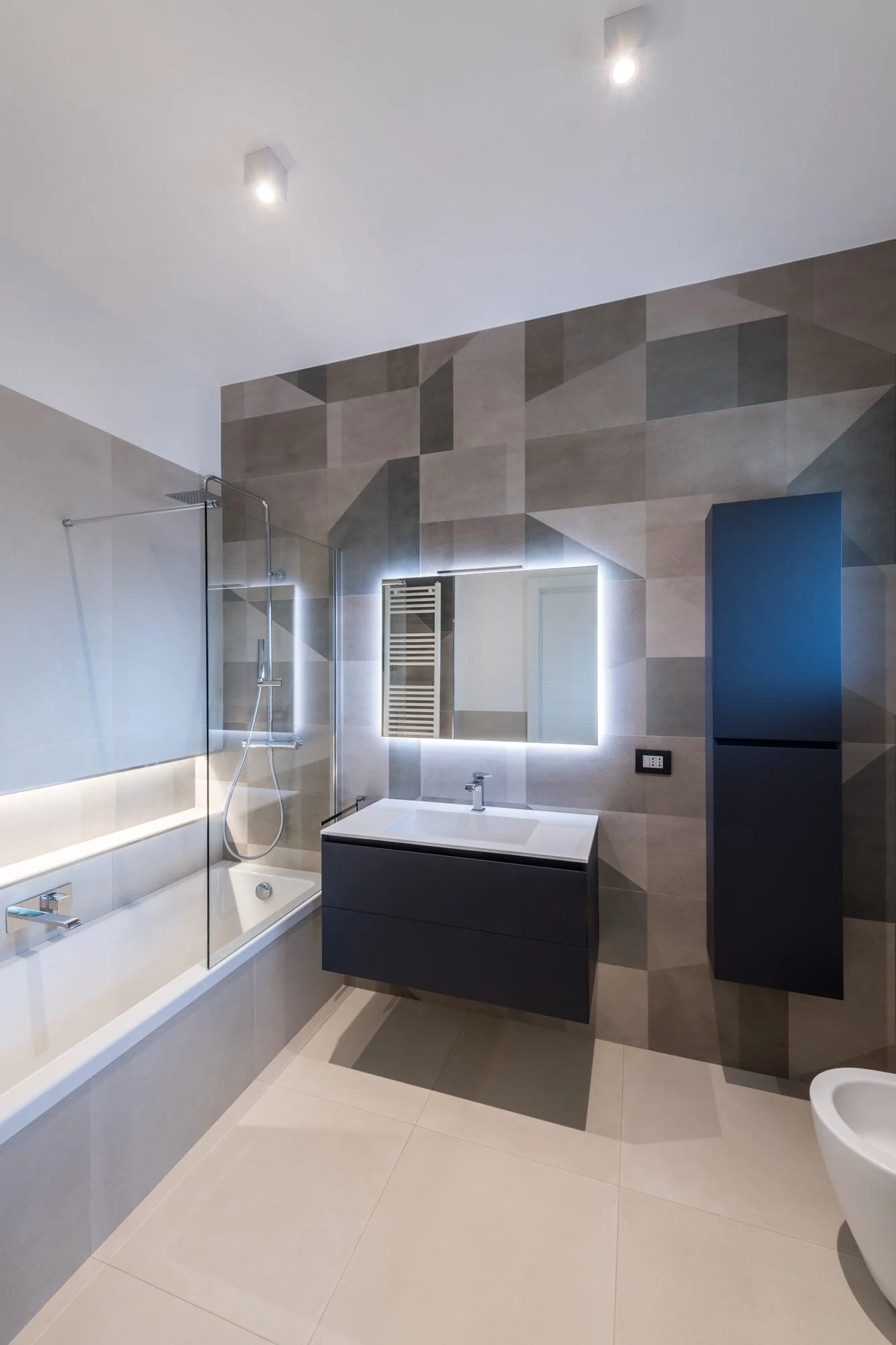 Il bagno con vasca ed il rapporto tra le superfici in gres Marazzi.