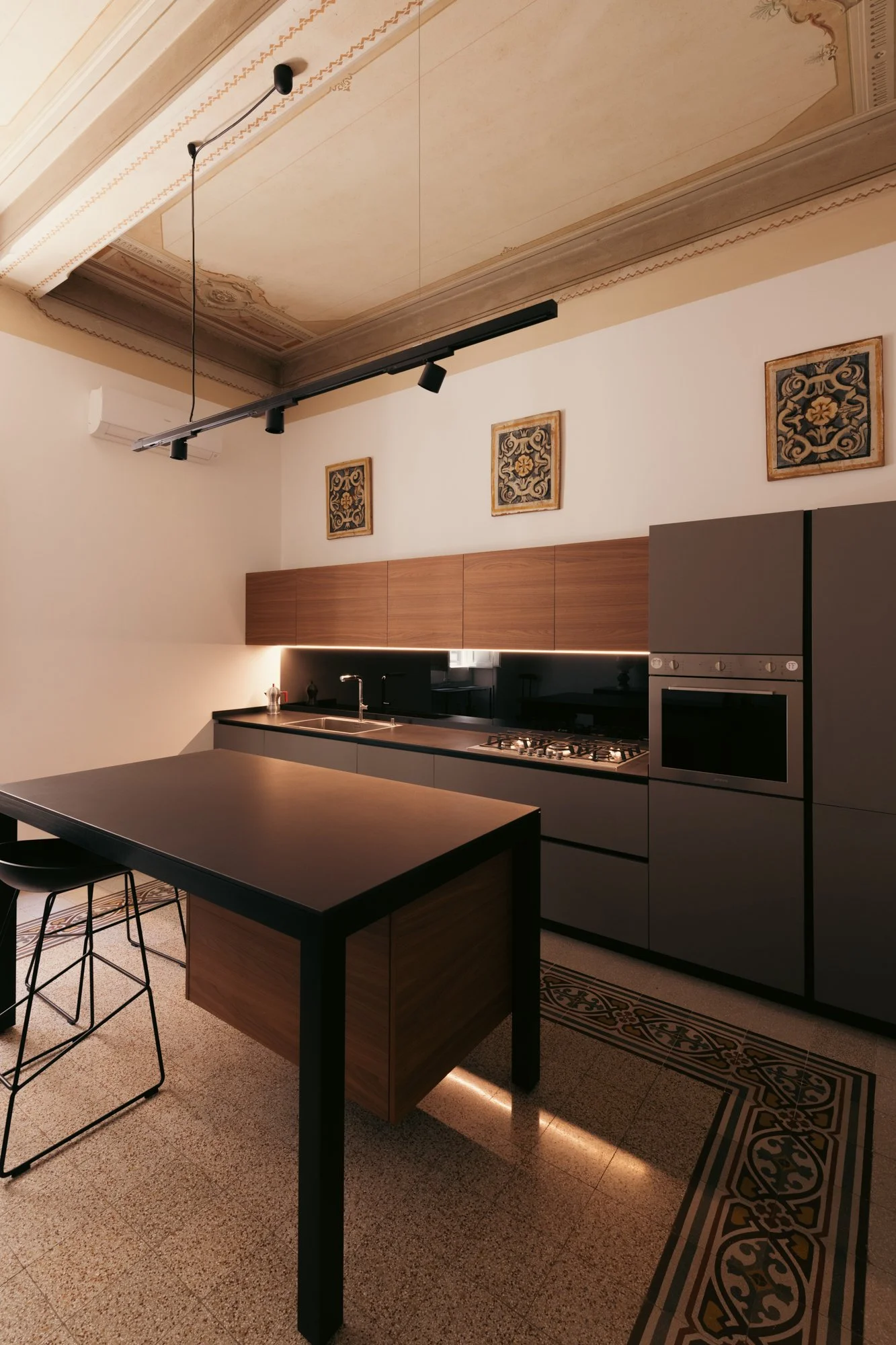 Nell'appartamento a Palermo, la cucina Dada interpreta il rapporto tra innovazione e memoria, integrandosi con gli elementi storici recuperati durante il restauro.