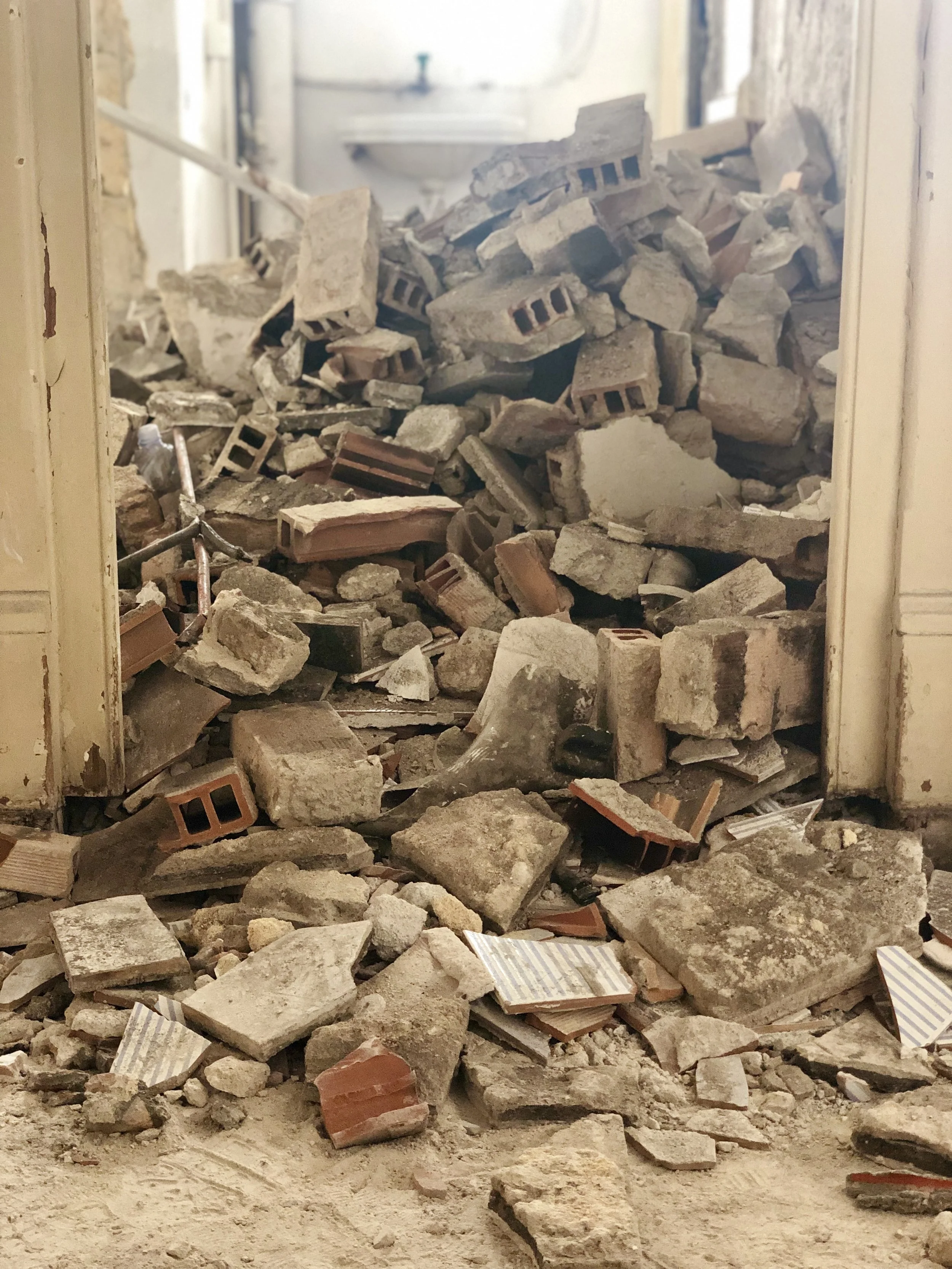 Cantiere di restauro e frazionamento di appartamento storico a Palermo. L'immagine documenta le demolizioni interne necessarie alla ridefinizione degli spazi e alla realizzazione della nuova distribuzione. Le opere di cantiere rappresentano il primo 