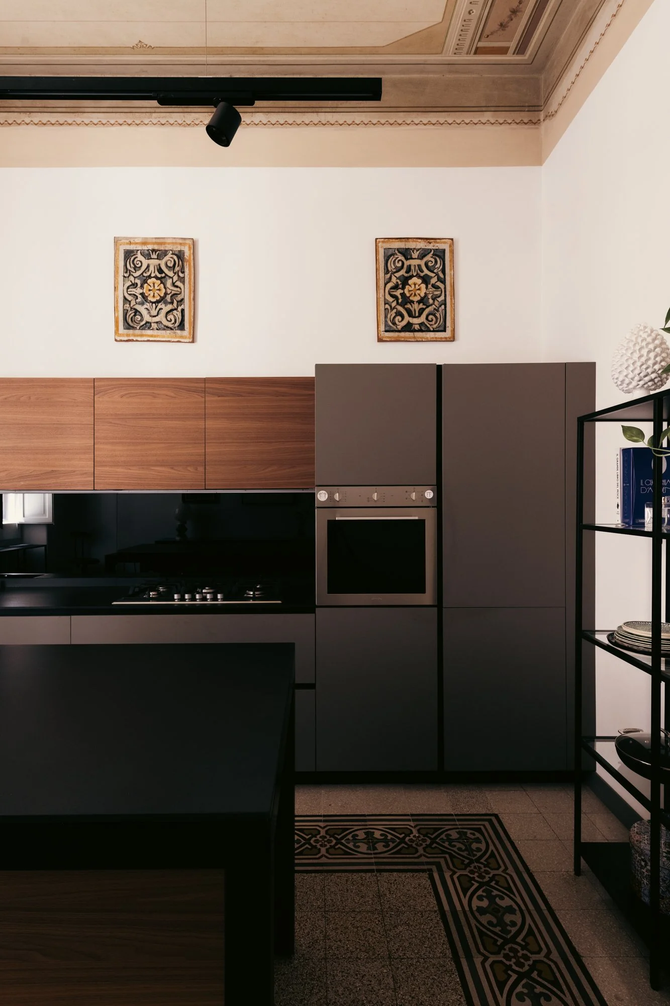 Foto del dettaglio della cucina dell'appartamento a Palermo e del rapporto con la pavimentazione ed i soffitti restaurati.