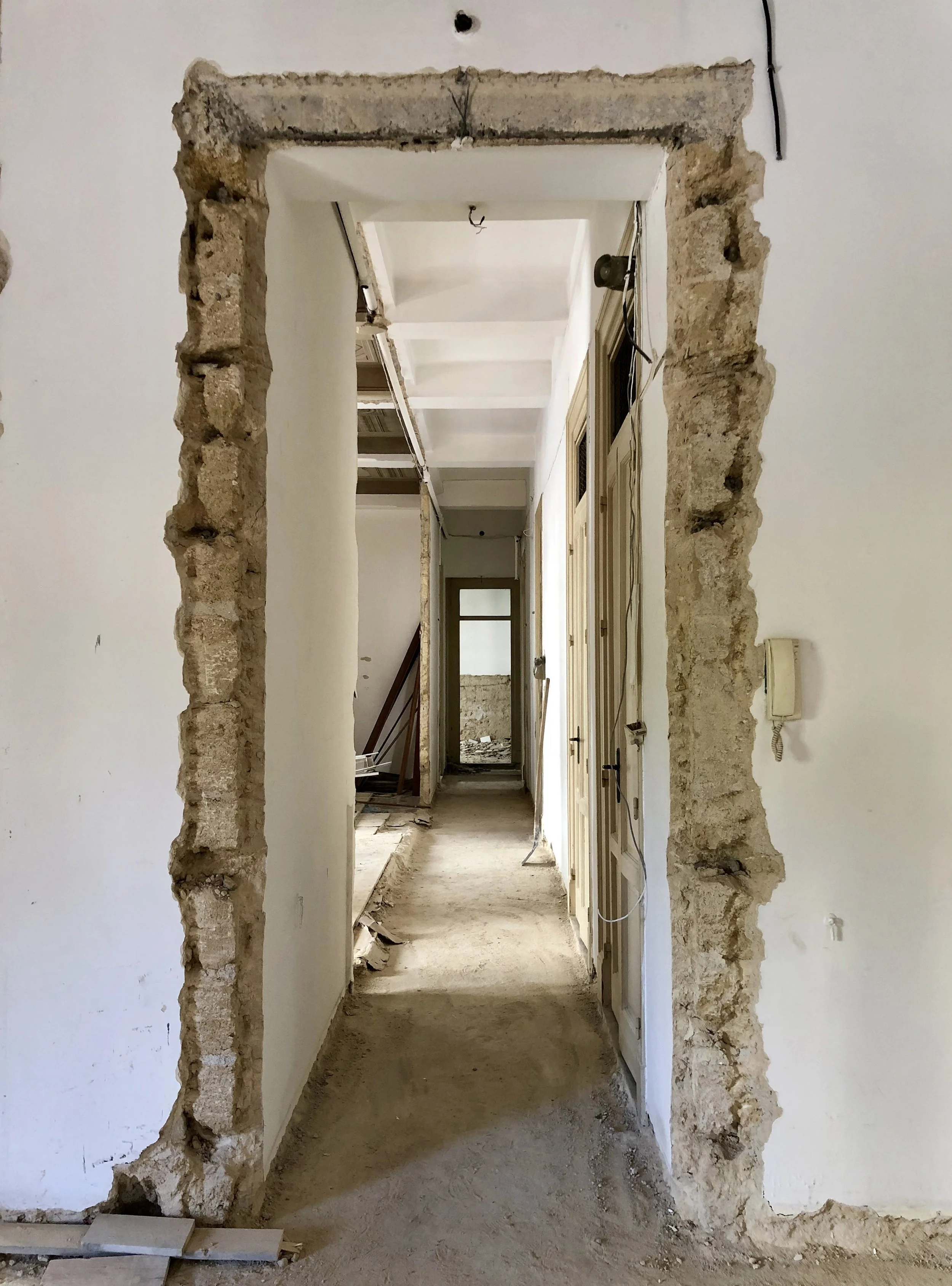 Demolizione delle partizioni interne durante il restauro di un appartamento storico a Palermo con apertura del nuovo collegamento tra gli ambienti. Francesco Di Raimondo è un architetto con studio a Palermo specializzato in progettazione architettoni