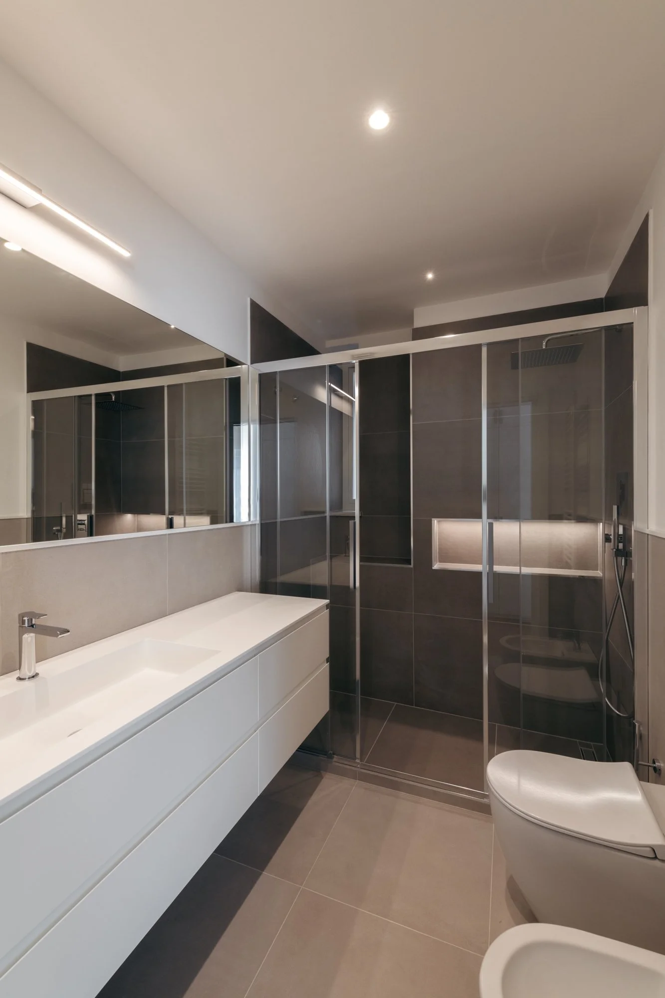 Bagno con mobile sospeso nell'appartamento a Palermo.