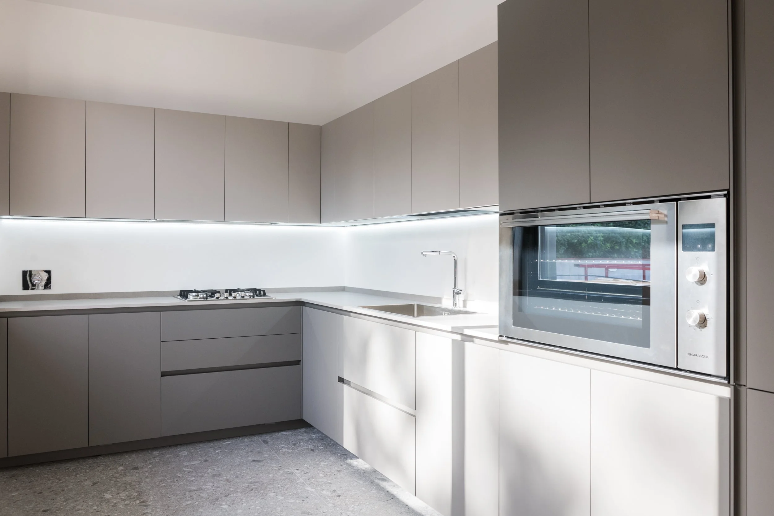 Nuova cucina progettata da Francesco Di Raimondo durante la ristrutturazione di una villa unifamiliare a Palermo. La cucina dell'azienda Ernesto Meda è uno degli ambienti integralmente riprogettati da Francesco Di Raimondo Architetto all'interno dell