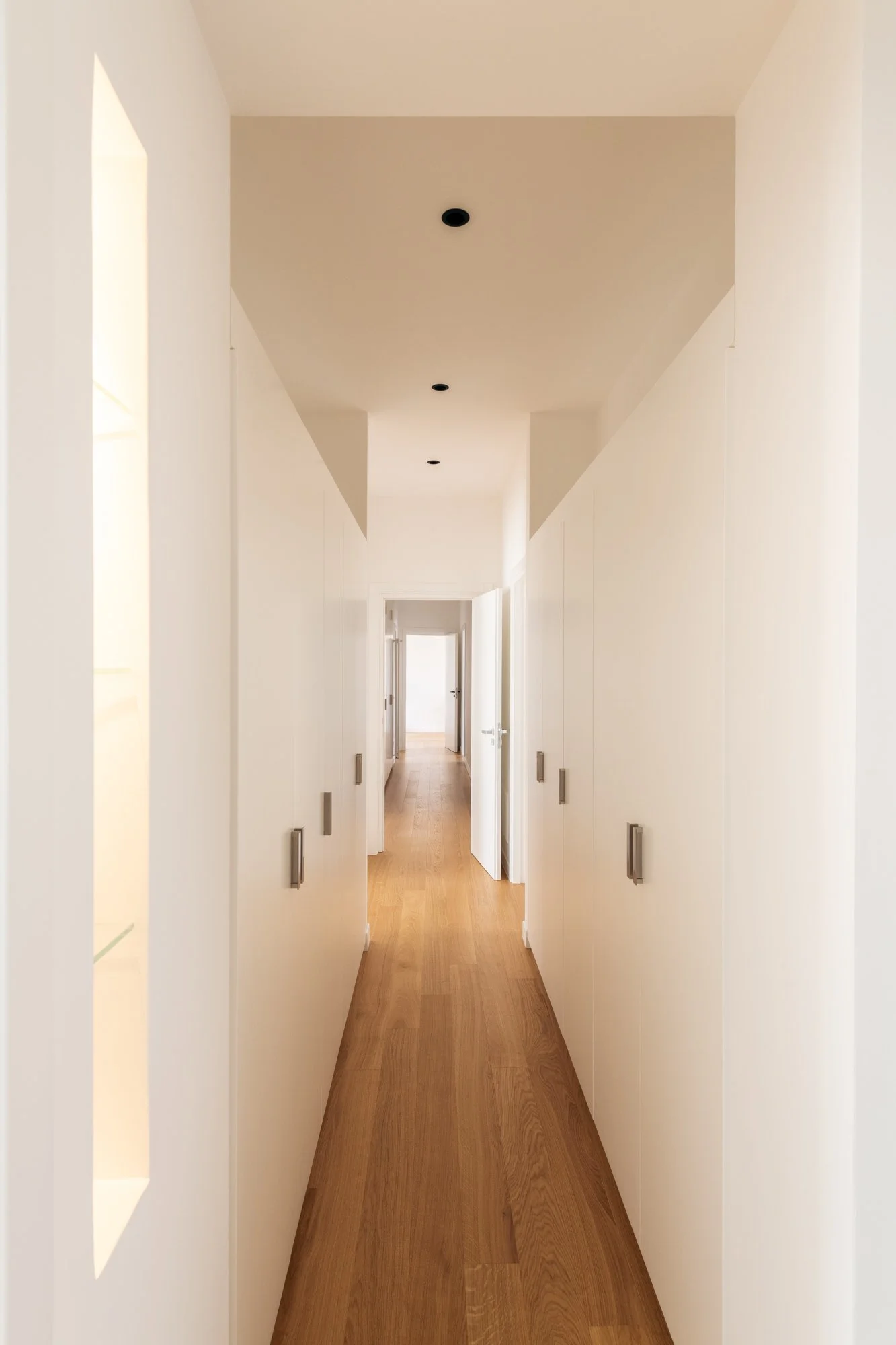 Dettaglio del parquet in rovere naturale utilizzato nell'appartamento a Palermo, scelto per conferire continuità, calore materico e coerenza agli ambienti della casa.