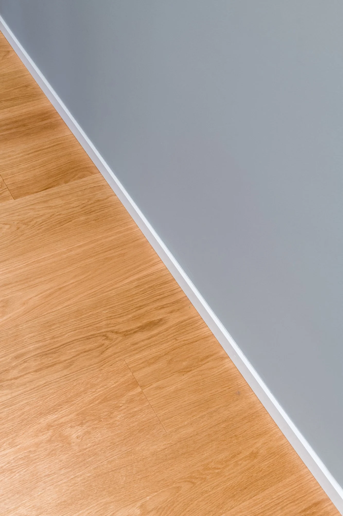 Dettaglio del parquet e della parete.