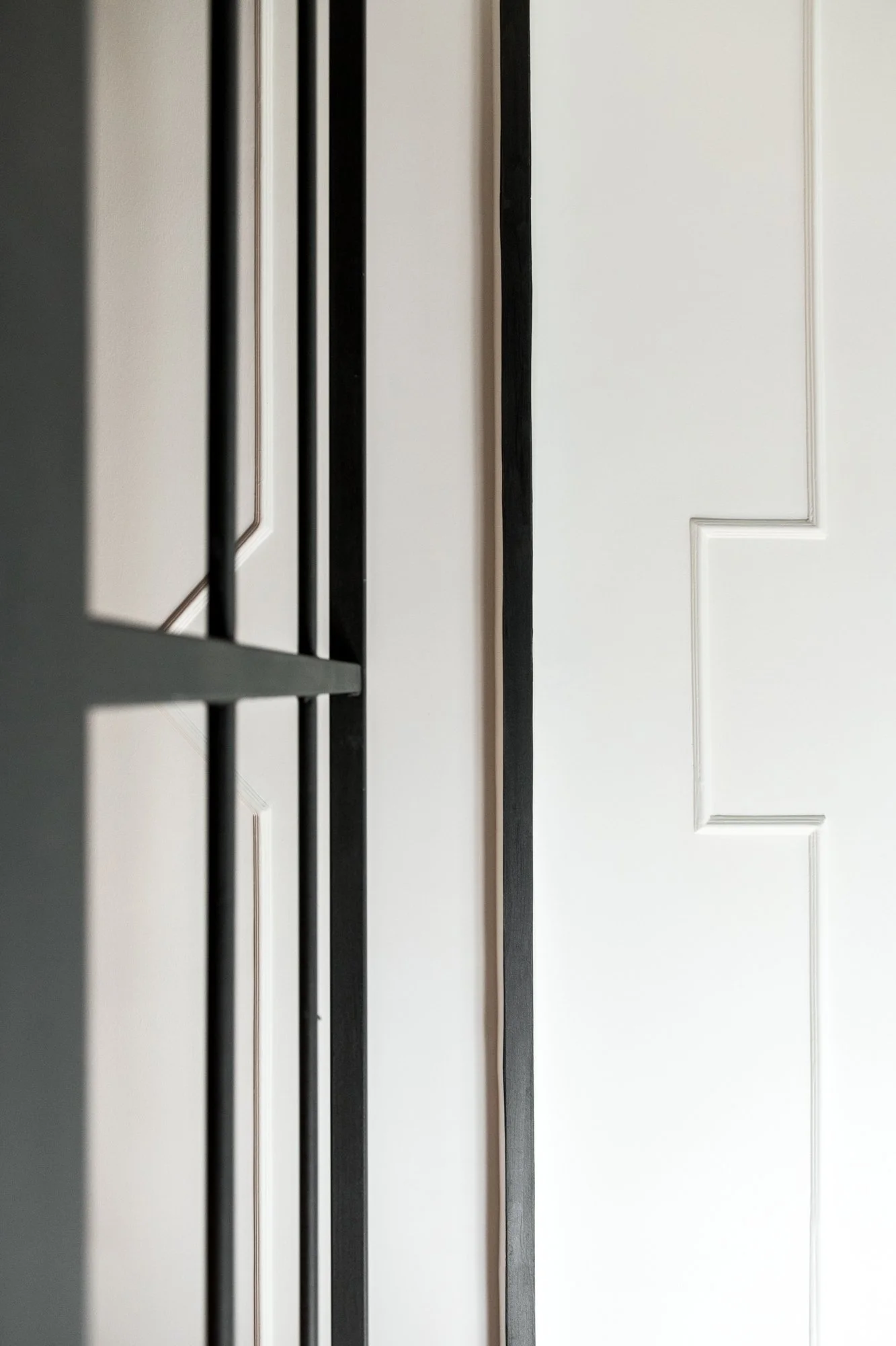 Bi-Cubo è un progetto di ristrutturazione e interior design di un appartamento storico a Palermo nel quale il recupero degli elementi originari diventa parte integrante della costruzione dello spazio. In questa immagine il soffitto decorato restaurat