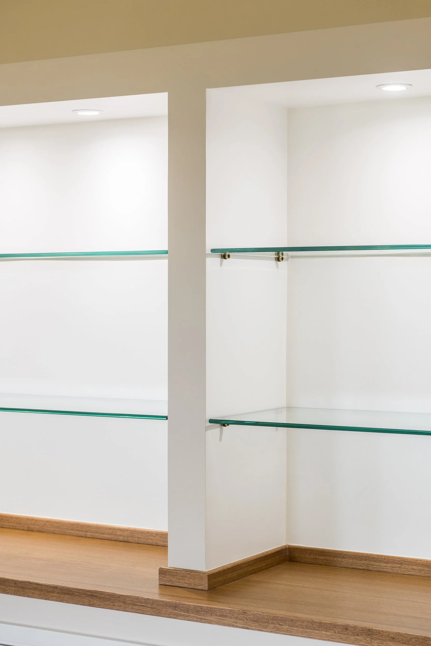 Arredo integrato con mensole in vetro all'interno di una villa ristrutturata a Palermo. L'arredo fisso diventa parte della composizione architettonica. Attraverso elementi integrati e superfici essenziali, il progetto Stilema rafforza il carattere co