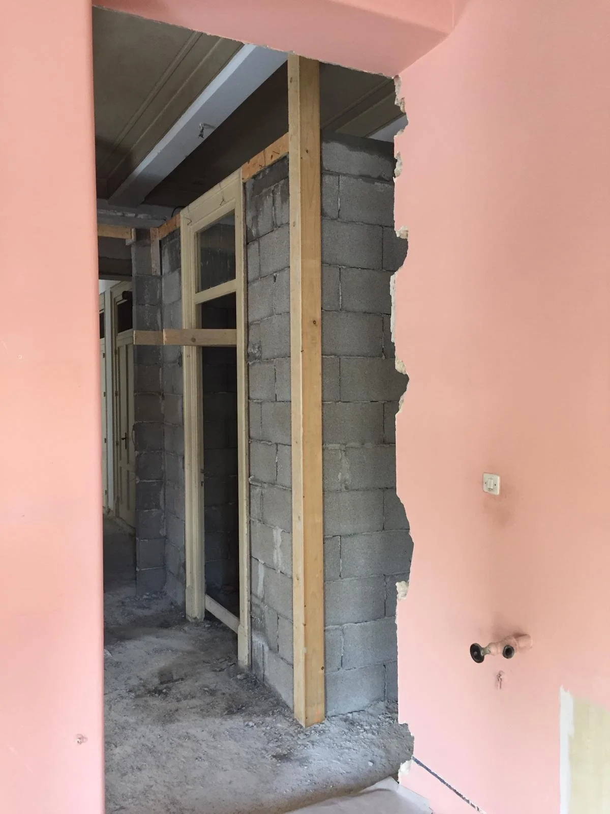 Direzione lavori del cantiere per la ristrutturazione di un appartamento storico a Palermo. L'immagine documenta una fase della trasformazione interna con la realizzazione delle nuove partizioni e la ridefinizione della distribuzione degli ambienti. 