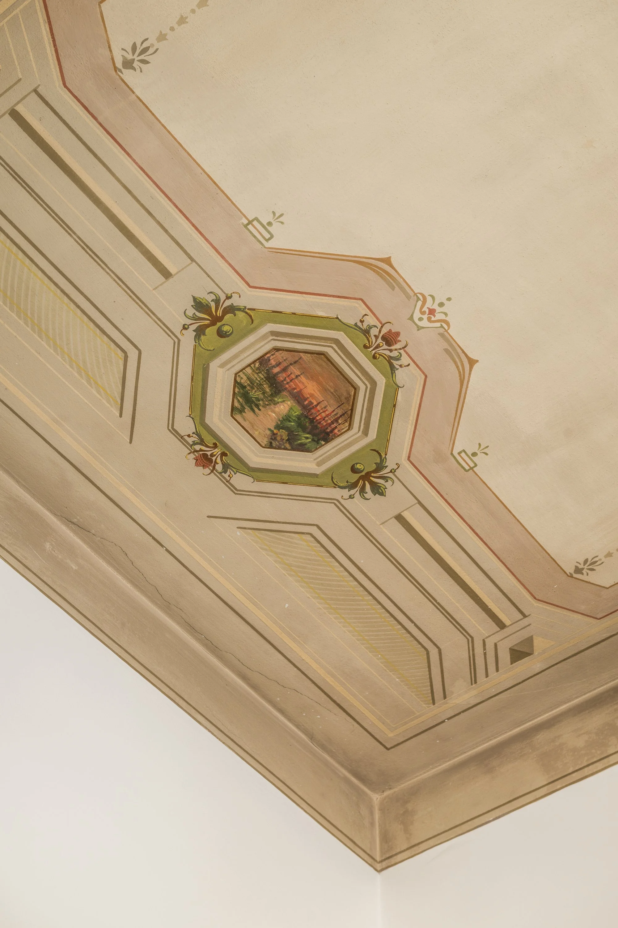 Dettaglio del soffitto dipinto restaurato da Francesco Di Raimondo nell’appartamento storico Unquarto a Palermo, con decorazioni originali e dettagli architettonici recuperati durante la ristrutturazione.