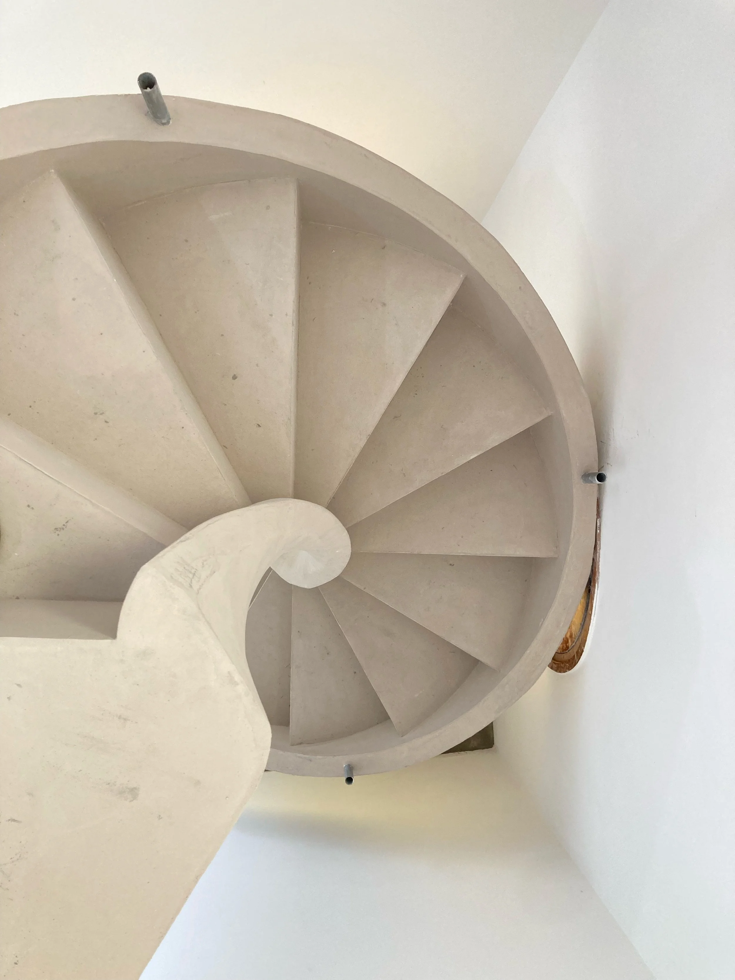 Fase di finitura della scala elicoidale prefabbricata, successivamente rivestita integralmente in resina. La scala costituisce il fulcro spaziale del progetto Simmetria di Francesco Di Raimondo, organizzando la distribuzione verticale e definendo il 