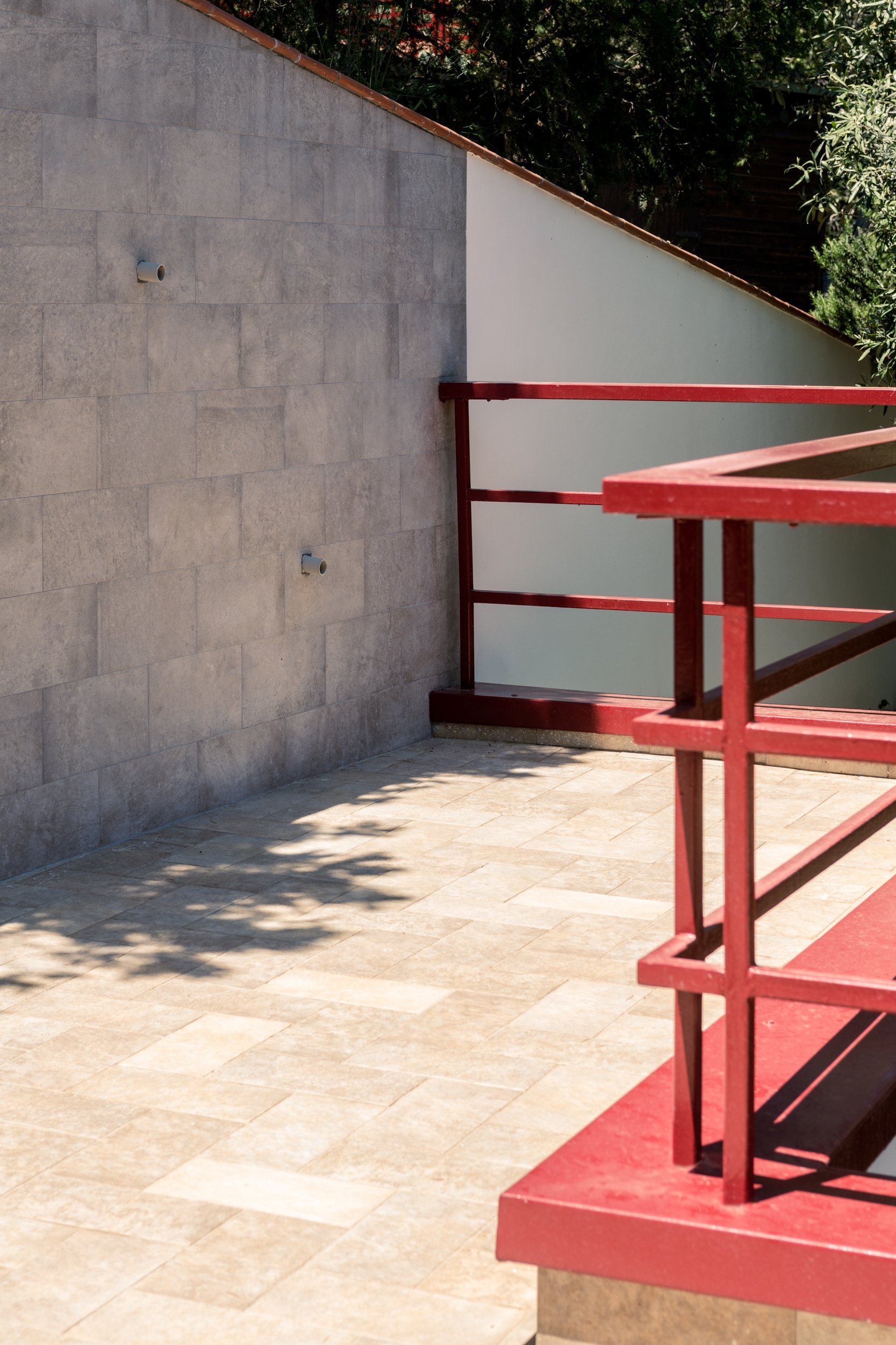 Dettaglio del parapetto metallico della terrazza nella villa ristrutturata a Palermo. I dettagli della terrazza evidenziano il dialogo tra superfici materiche e strutture metalliche. Il parapetto contribuisce alla definizione geometrica dello spazio 
