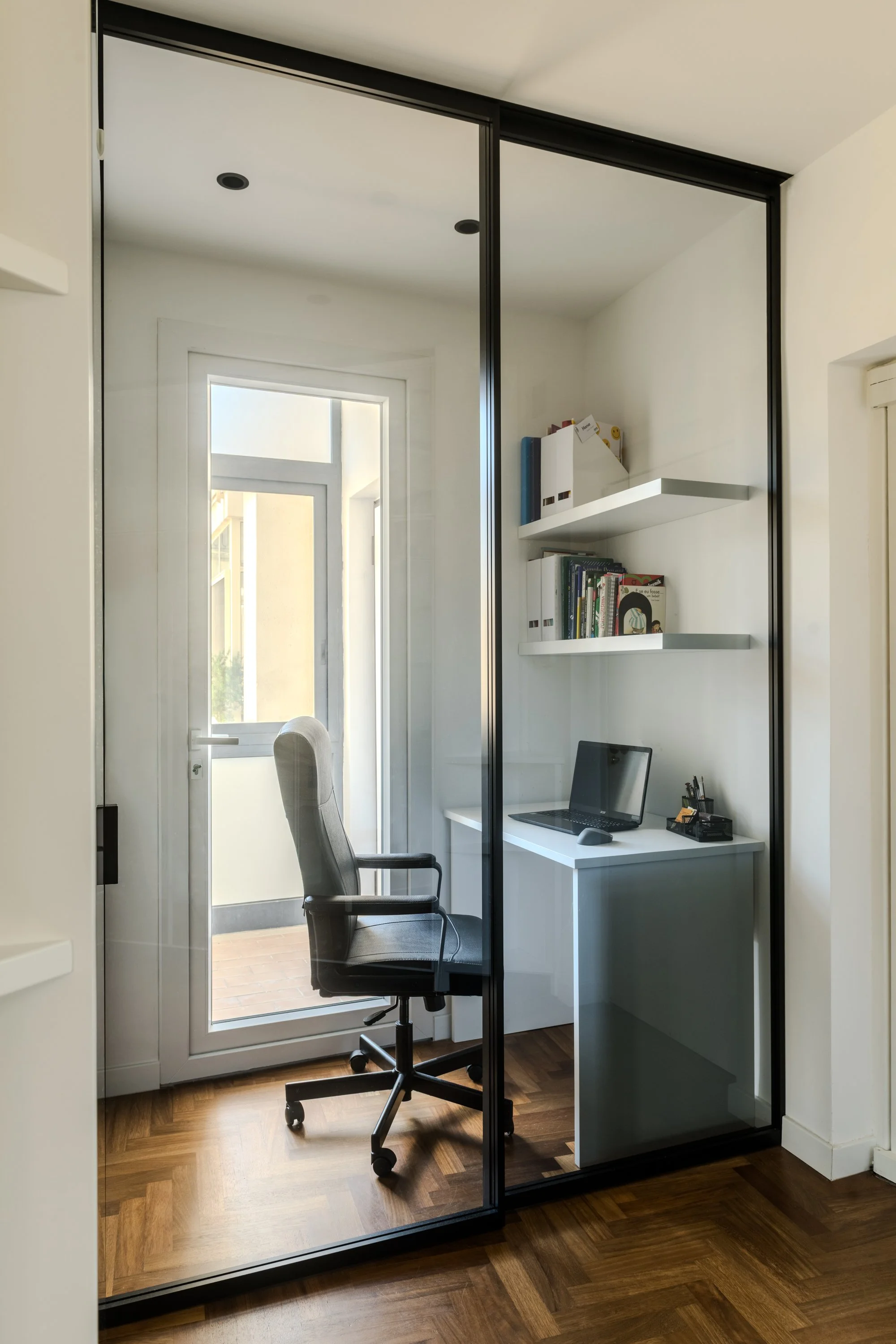 studio-domestico-parete-vetrata-parquet-iroko-appartamento-ristrutturato-palermo.jpg