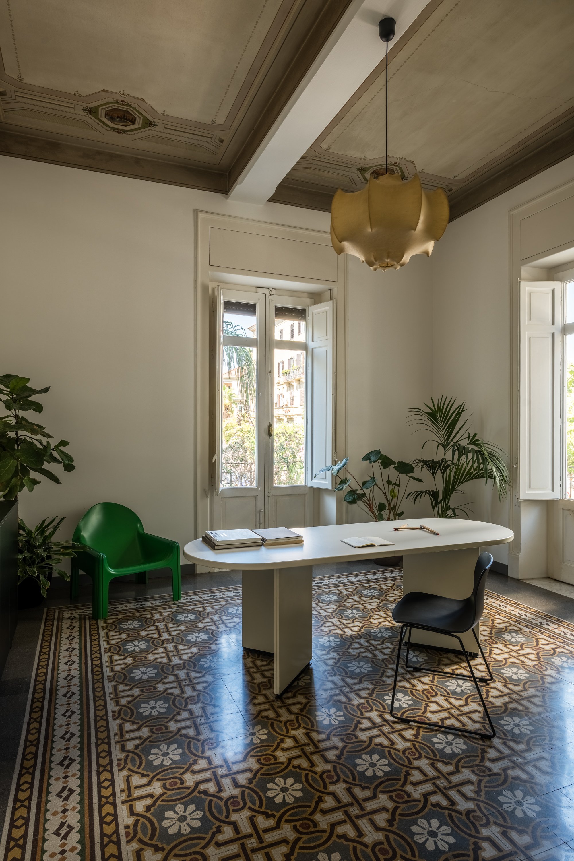 Appartamento storico a Palermo ristrutturato dall’architetto Francesco Di Raimondo, con pavimento in cementine storiche ricomposte, soffitto dipinto restaurato, infissi d’epoca e arredi contemporanei.