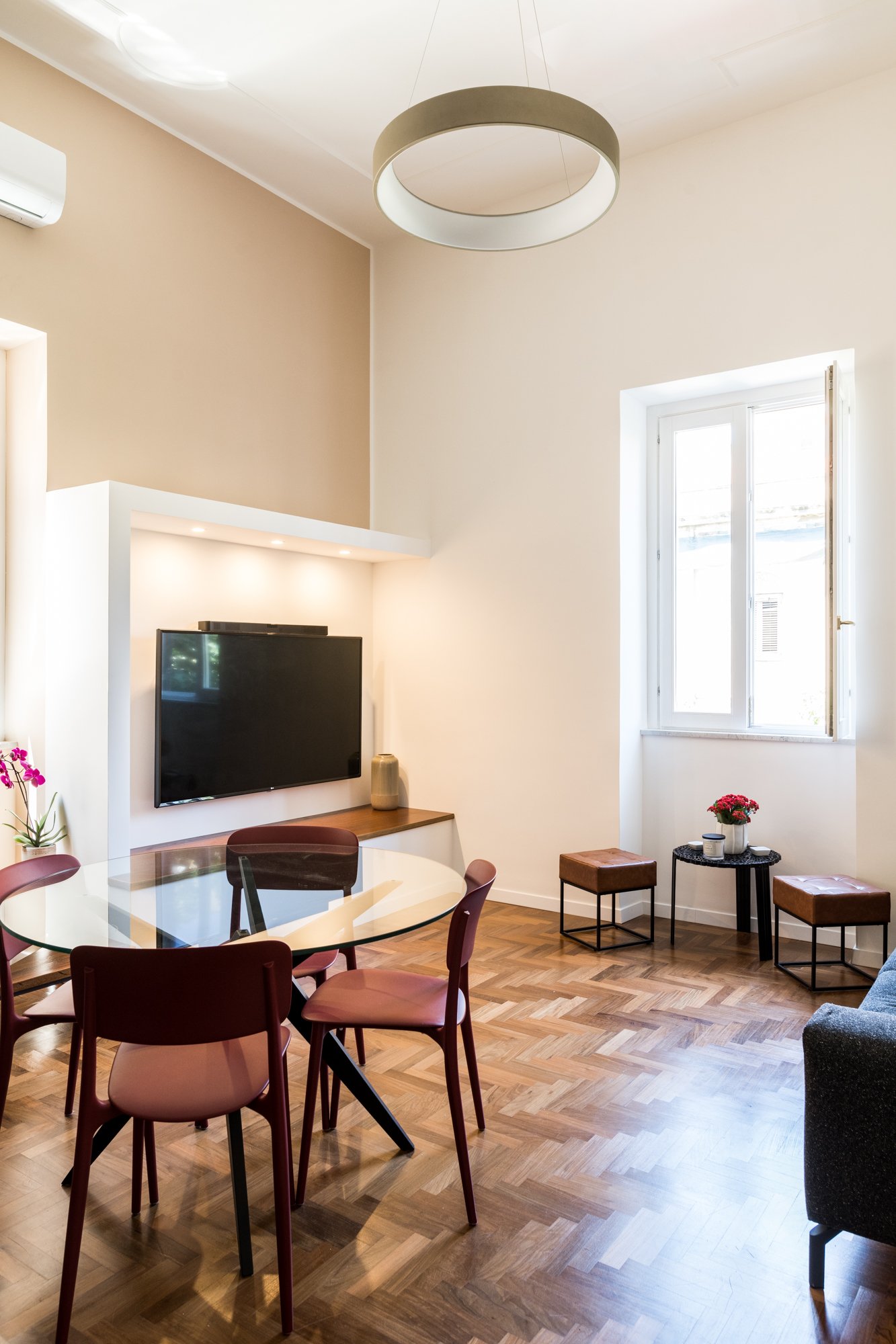 Progetto Bi-Cubo a Palermo. Dialogo tra volumi, vuoto centrale e superfici bianche in un appartamento storico ristrutturato. La nuova gerarchia volumetrica costruisce profondità, relazioni percettive e continuità spaziale.