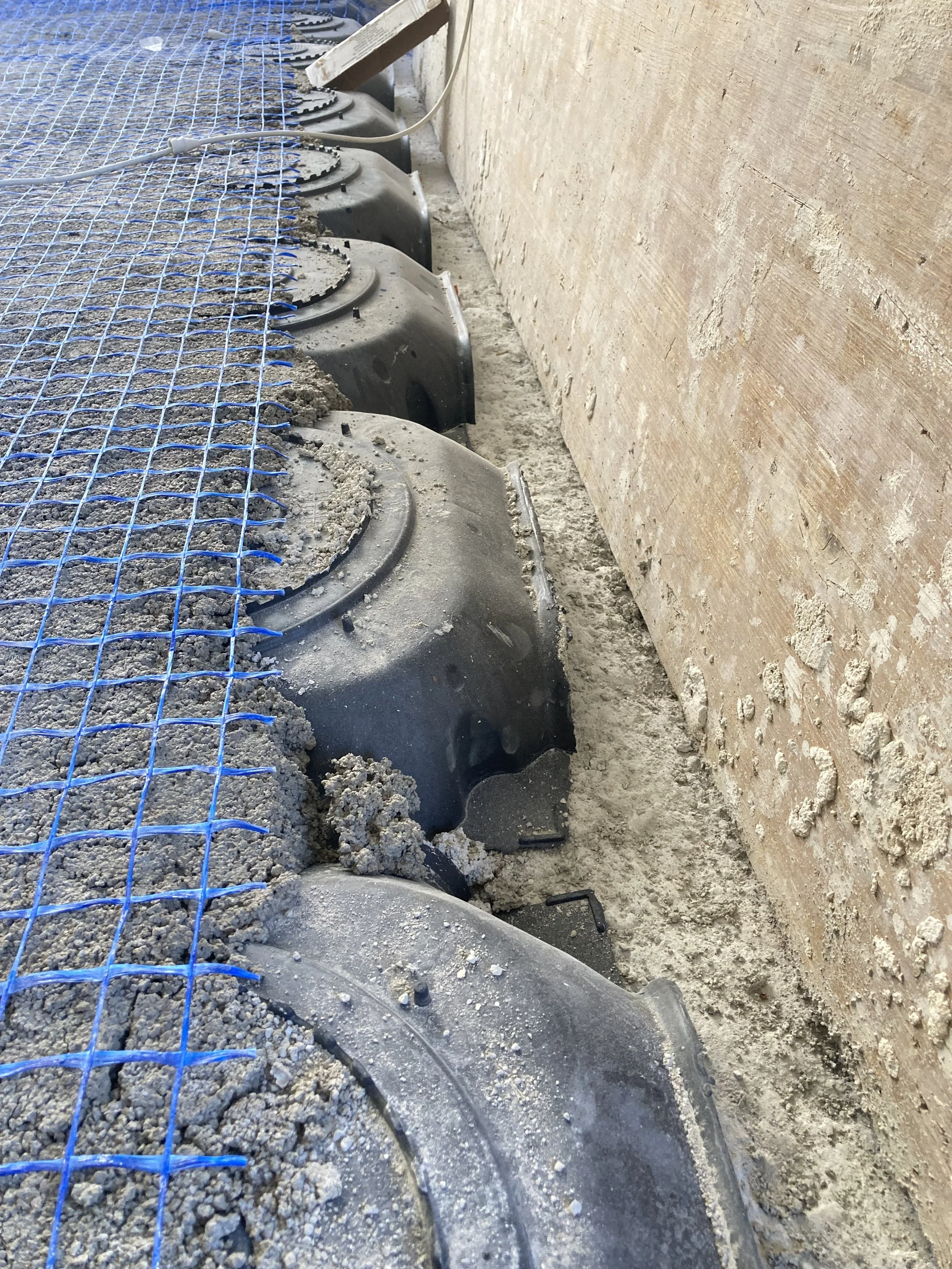 Realizzazione del vespaio aerato con elementi igloo durante la ristrutturazione della villa. L'intervento elimina l'umidità di risalita e consente di uniformare le quote del piano terra. Fase di cantiere dedicata alla realizzazione del vespaio aerato