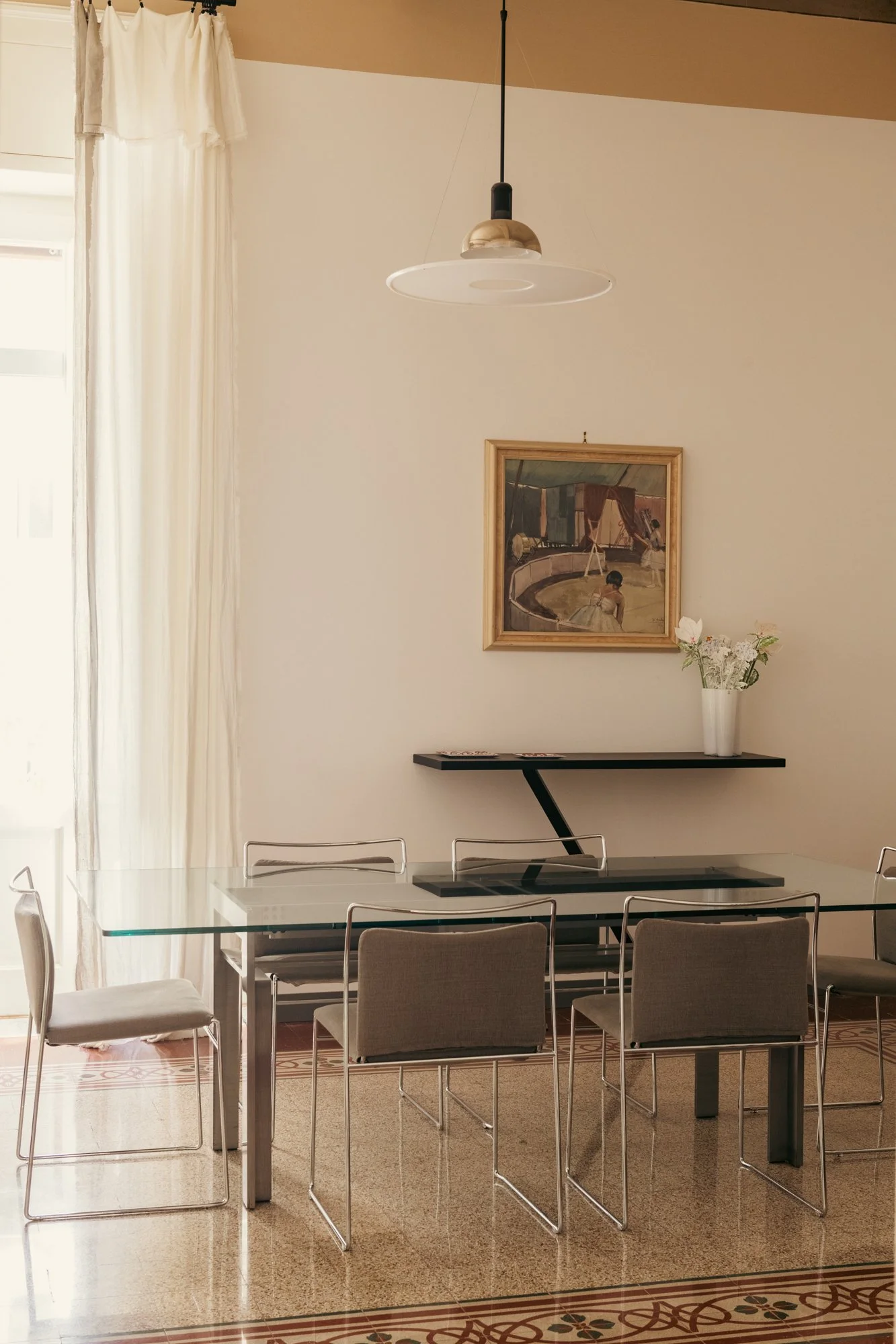 La sala da pranzo dell'appartamento restaurato a Palermo preserva l'identità storica degli spazi attraverso il recupero di pavimenti e soffitti decorati, accostati a elementi di design contemporaneo.