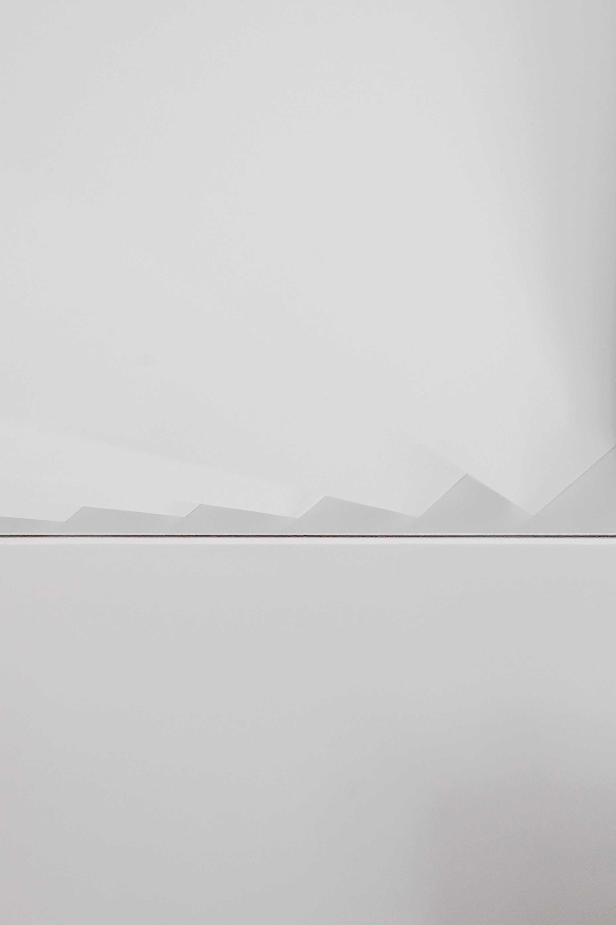 Dettaglio delle lame verticali del brise-soleil bianco realizzato su misura nell’appartamento Ink.