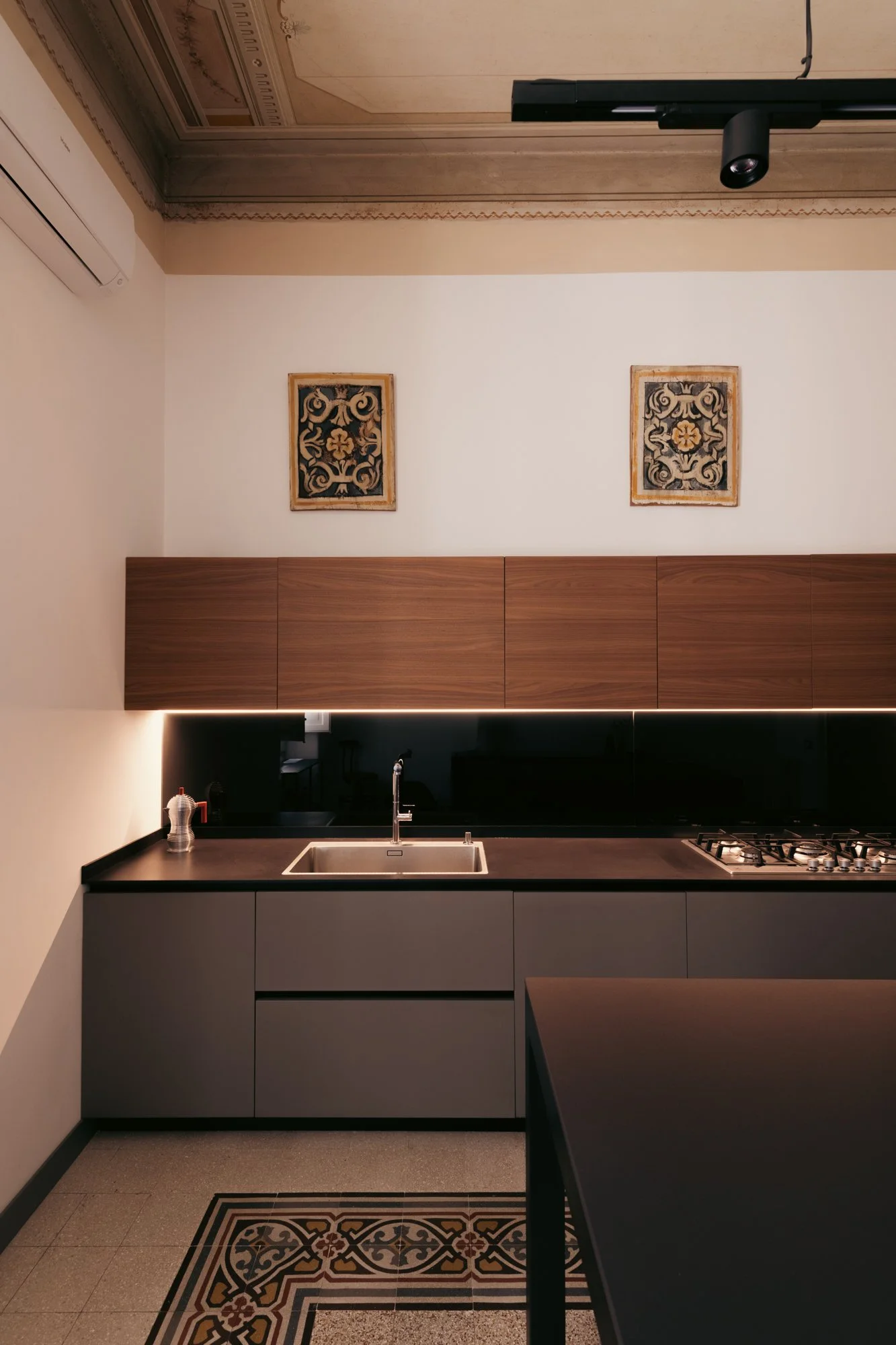 La cucina dell'appartamento a Palermo con led accesi.
