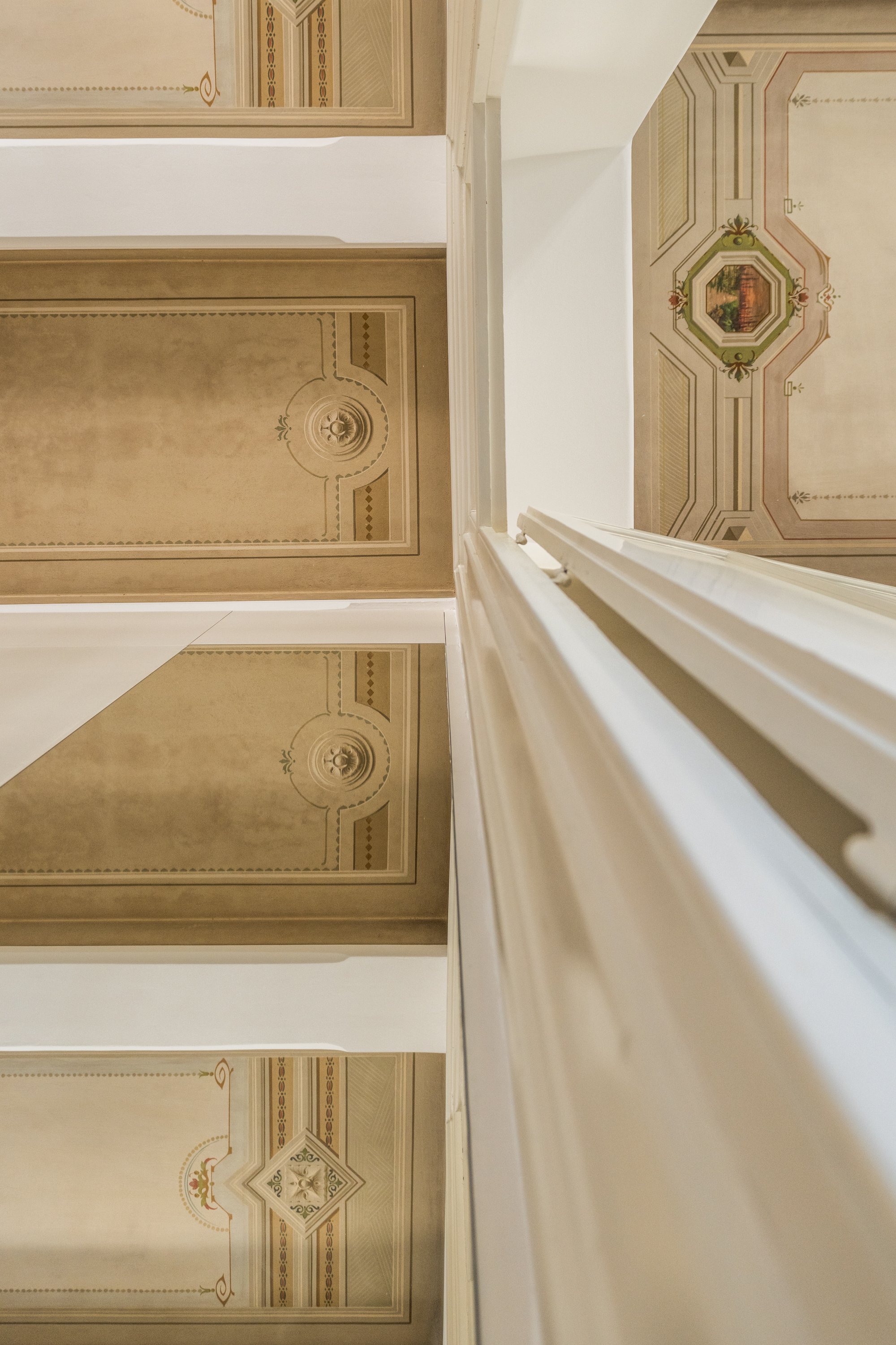 Dettaglio dei soffitti decorati e delle cornici originali dello studio di FDR Architetto a Palermo.