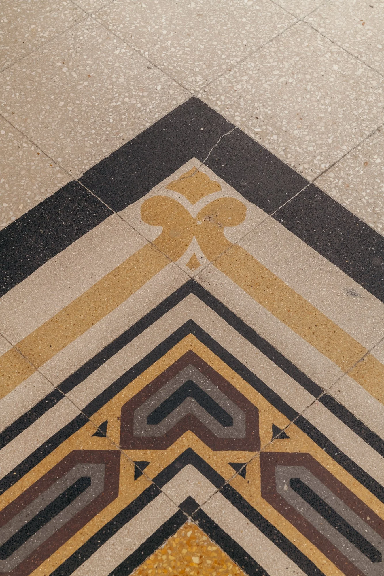dettaglio-del-pavimento-originale-restaurato-in-appartamento-storico-palermo.jpg