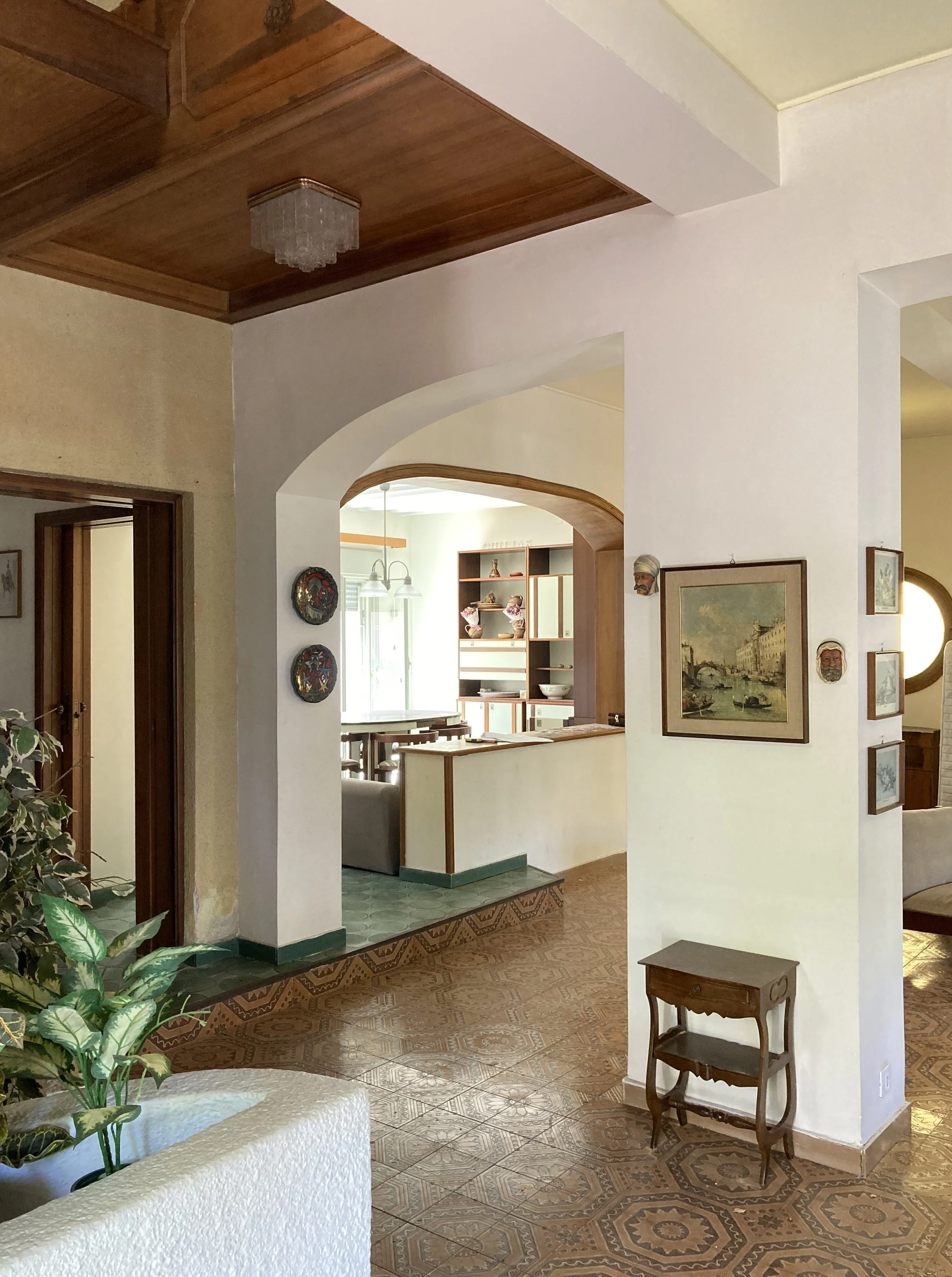 Vista interna della villa nello stato di fatto con impianto distributivo originario, archi di collegamento tra soggiorno e cucina e organizzazione simmetrica degli ambienti prima della ristrutturazione progettata da Francesco Di Raimondo.