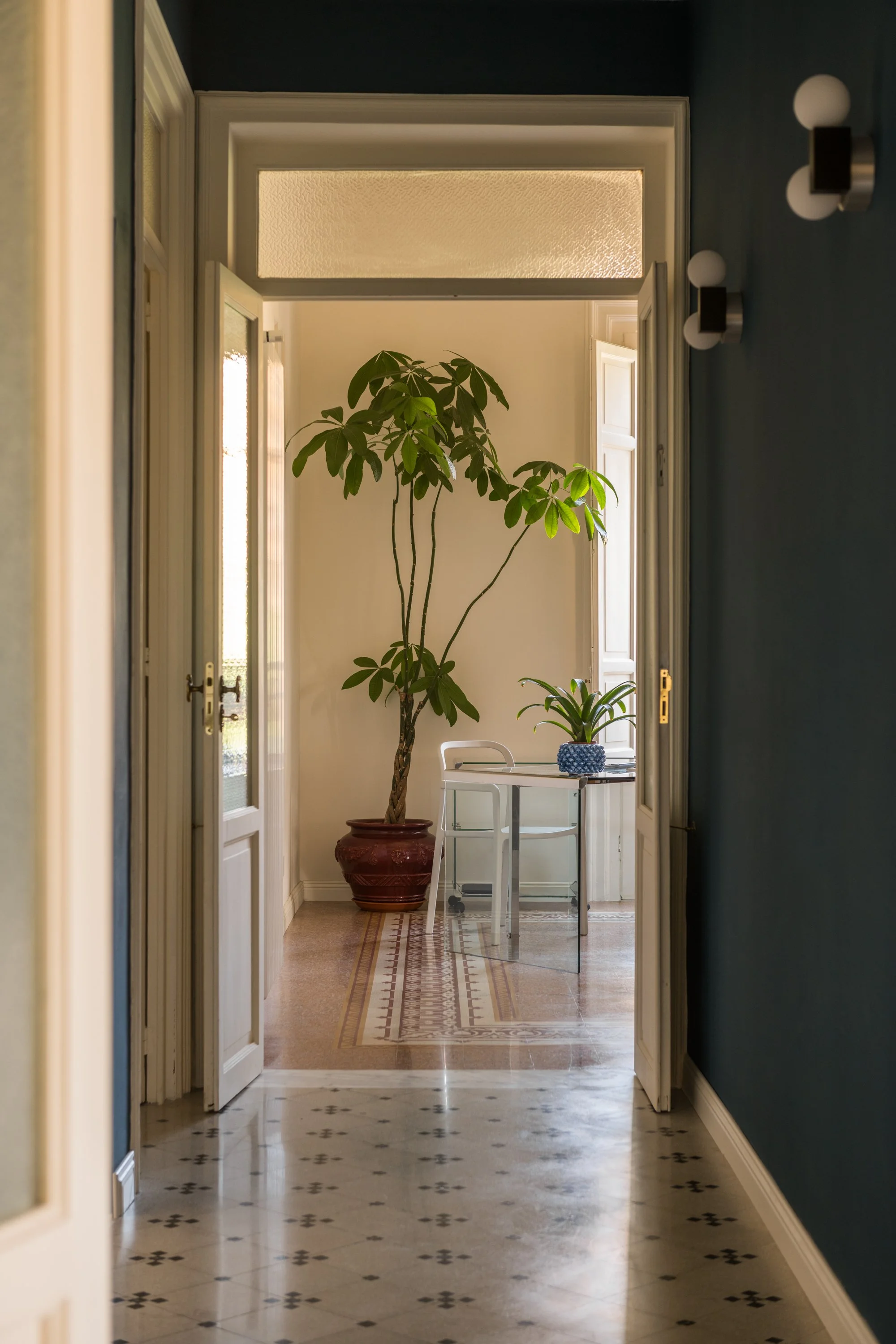 restauro-appartamento-storico-palermo-corridoio-blu-pavimenti-originali-cementine.jpg