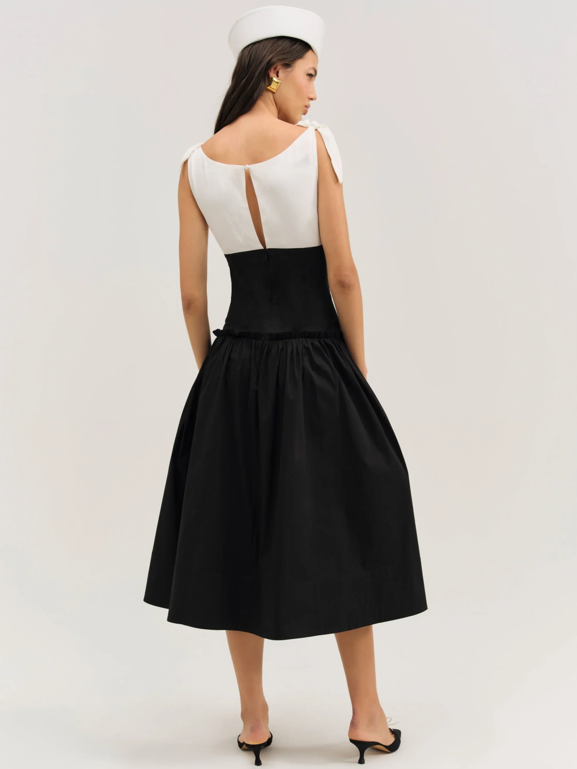 Helena_Poplin_Midi_Dress_Black_White_On_Model_3_2000x.webp