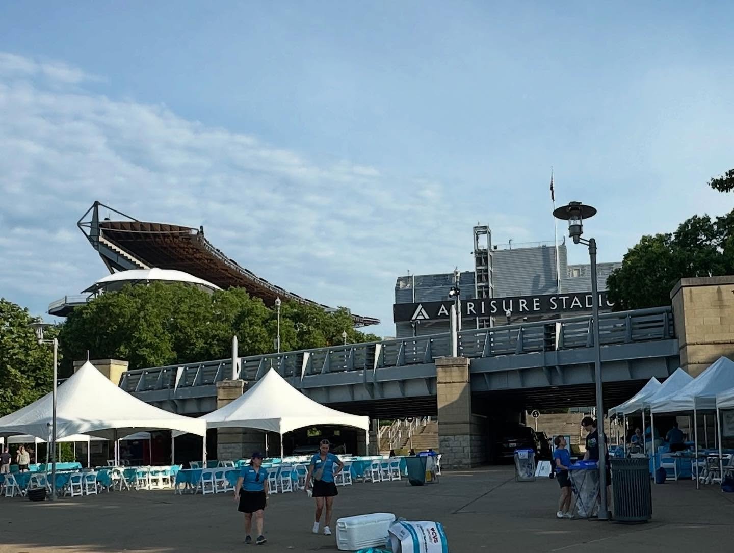 One thing about Pittsburghers in June&hellip; they will throw a party rain or shine. 
.
.
#bestjobintheburgh 
#birthdaypartiespgh 
#babyshowerpgh 
#graduationparty #graduationpgh #backyardbbqpgh #bistrolightspgh #pittsburghgraduationparty #blackowned