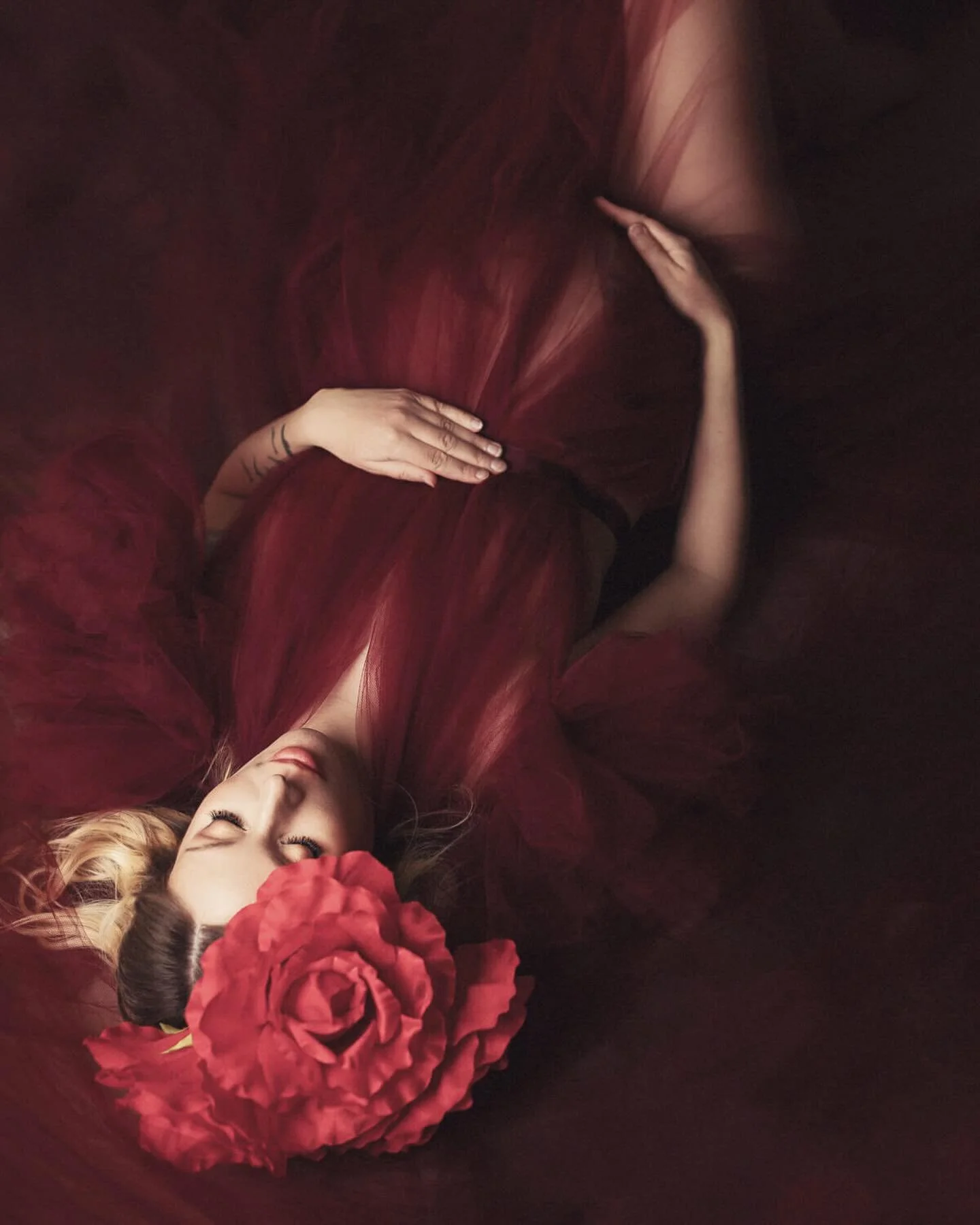 Kannattaa varmistaa ettei j&auml;lkik&auml;teen harmita, ett&auml; upeat odotusajan valokuvat j&auml;i ikuistamatta 🌹

Raskausajan valokuvaus Helsingin keskustassa 

#punavuori #helmikuiset2026 #maaliskuiset2026 #vauva2026 #raskauskuvaus