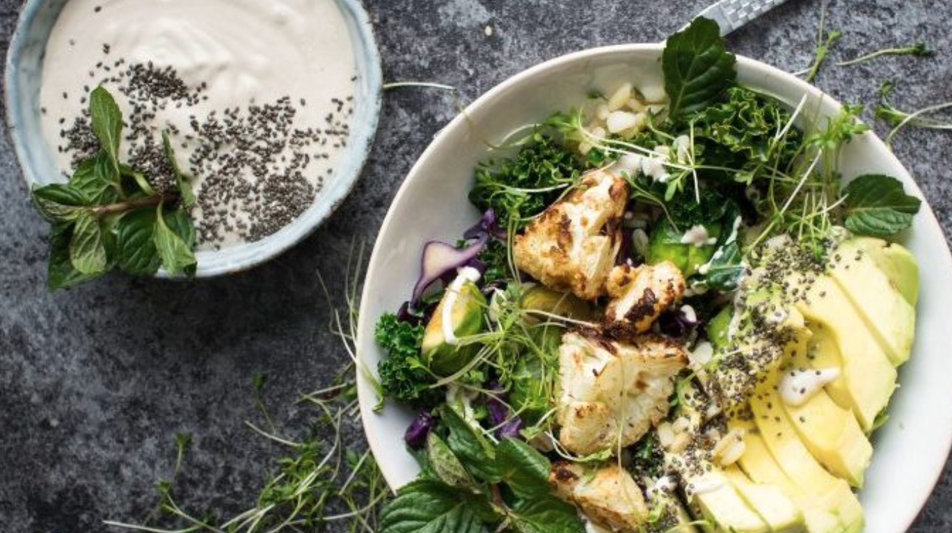 Röstitud lillkapsa kauss tahini kastmega