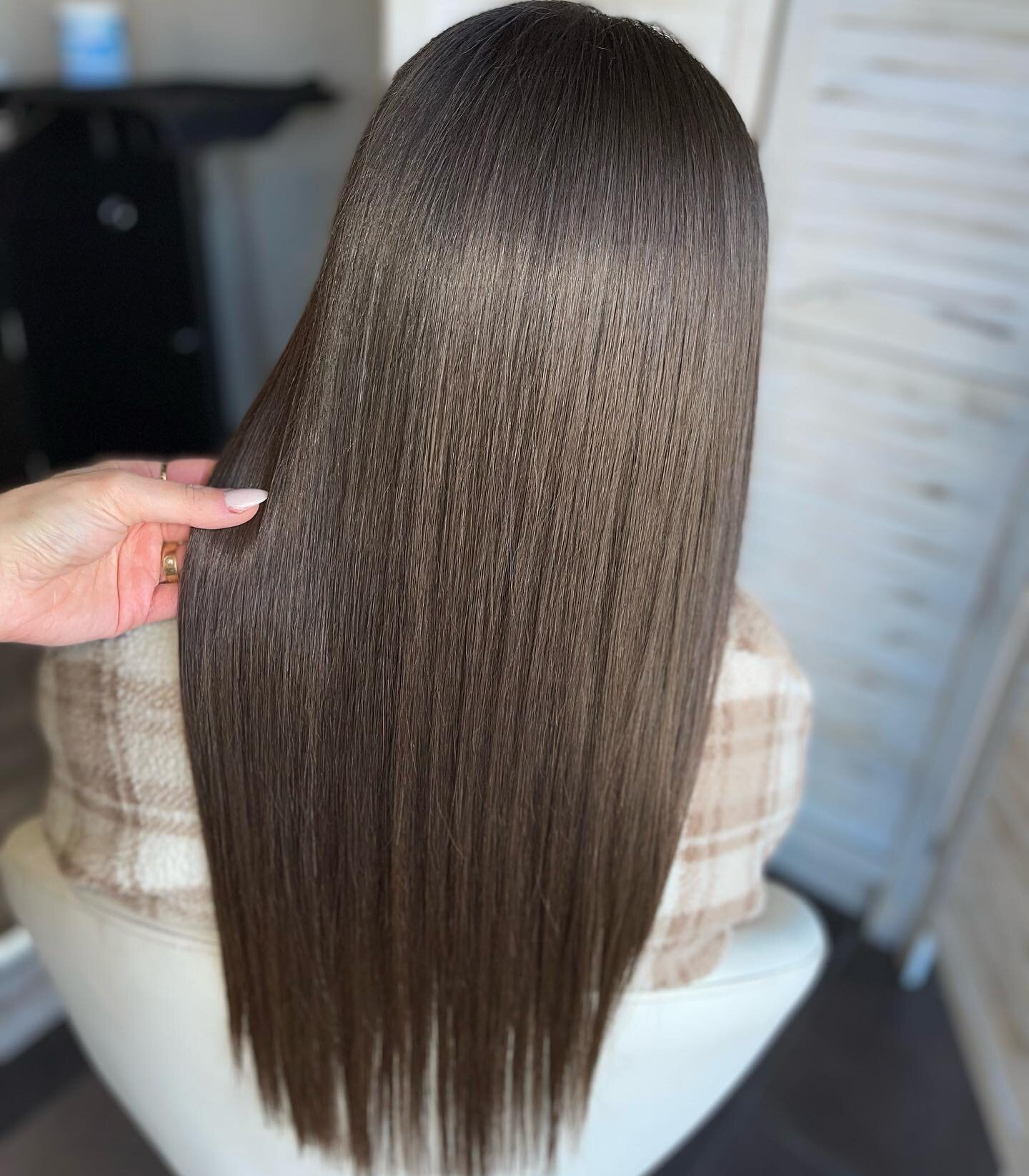 Brazilian blow out transformation on my beauty queen @akassir6 

Brazilian blow out:
Semi permanent hair smoothing system method.
Improve the condition of the hair by creating a protective protein layer around the hair by eliminating up to ninety-fiv