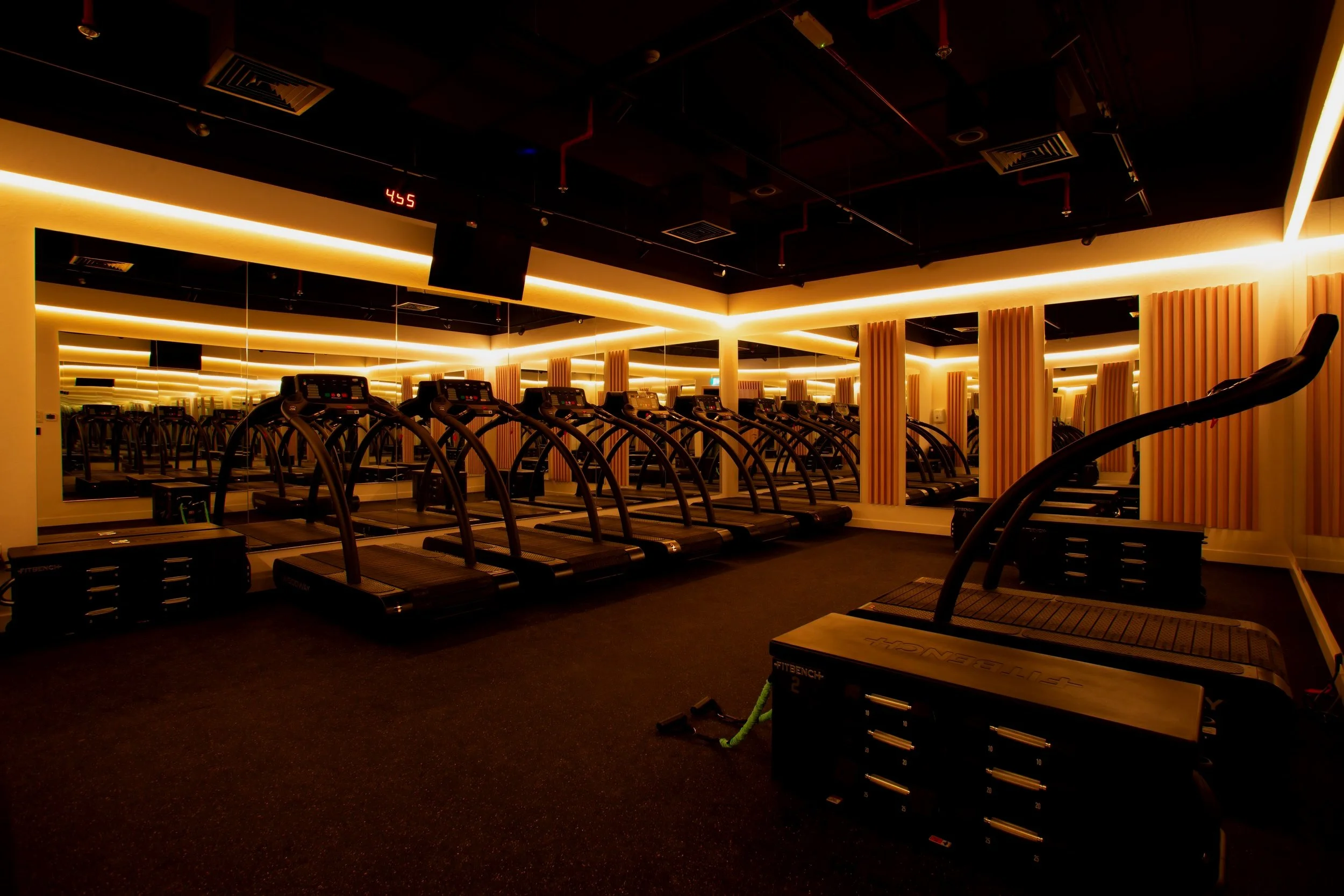 The Stride Zone at Chisel N Stride is an indoor hiking and running fitness class in Dubai designed to improve cardiovascular endurance, build strength, and deliver results through guided heart rate zone training.