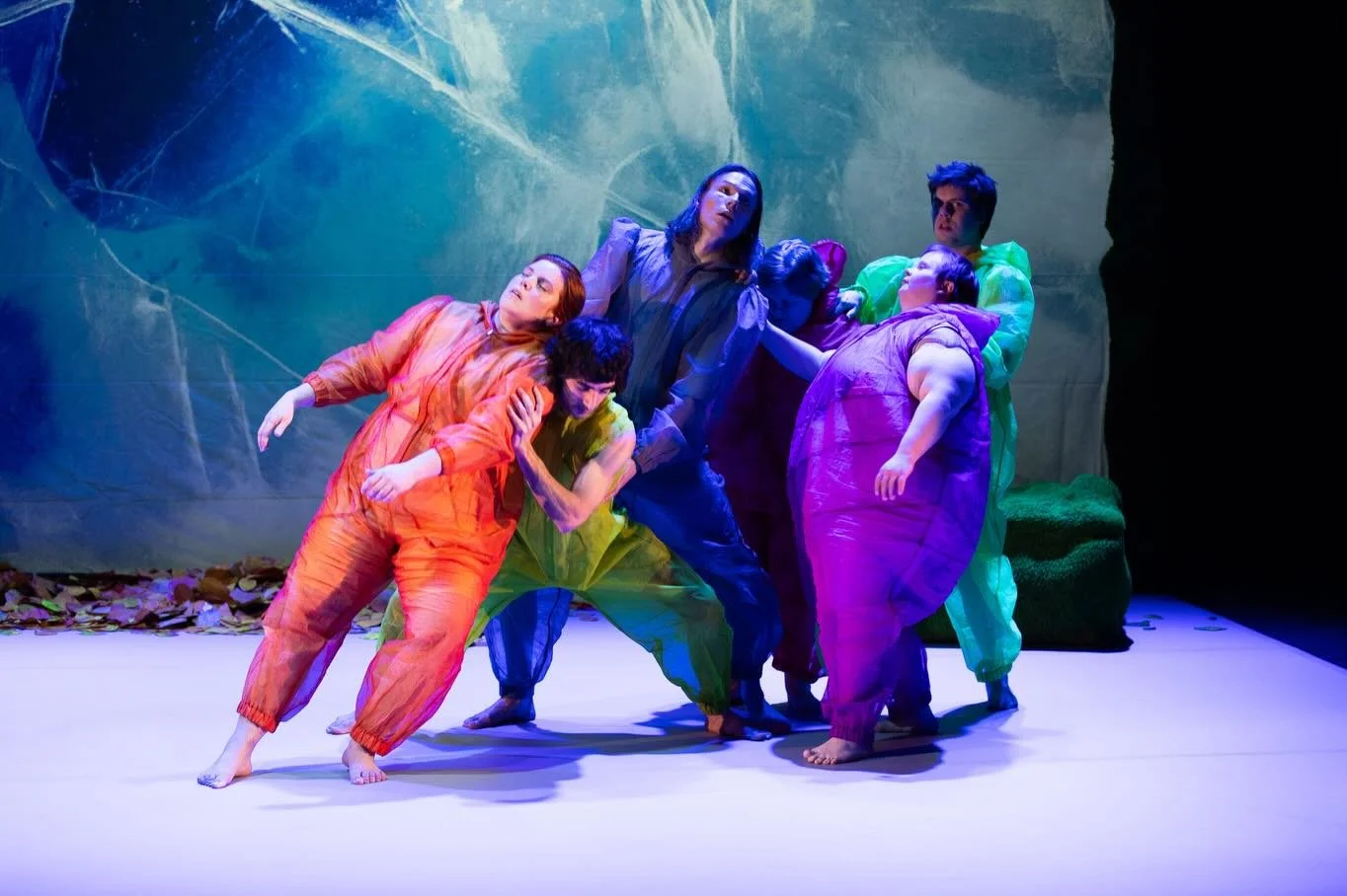 Orlando, oodi luonnolle -esityksen ensi-ilta on jo huomenna, perjantaina 12. joulukuuta! ✨

Ensimm&auml;isten koeyleis&ouml;jen palautteet on saatu, t&auml;ss&auml; otteita palautteesta:

💚 &ldquo;En vuosiin ole kokenut mit&auml;&auml;n n&auml;in ka