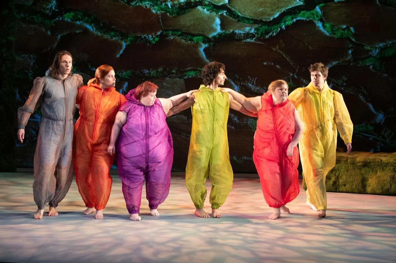 Orlando, oodi luonnolle ensi-ilta t&auml;n&auml;&auml;n 12.12 klo 13 💚
Olen niin ylpe&auml; siit&auml; mit&auml; olemme luoneet ty&ouml;ryhm&auml;n kanssa! ✨

&rdquo;Orlando, oodi luonnolle kumpuaa tarpeesta k&auml;sitell&auml; ilmastonmuutoksen her