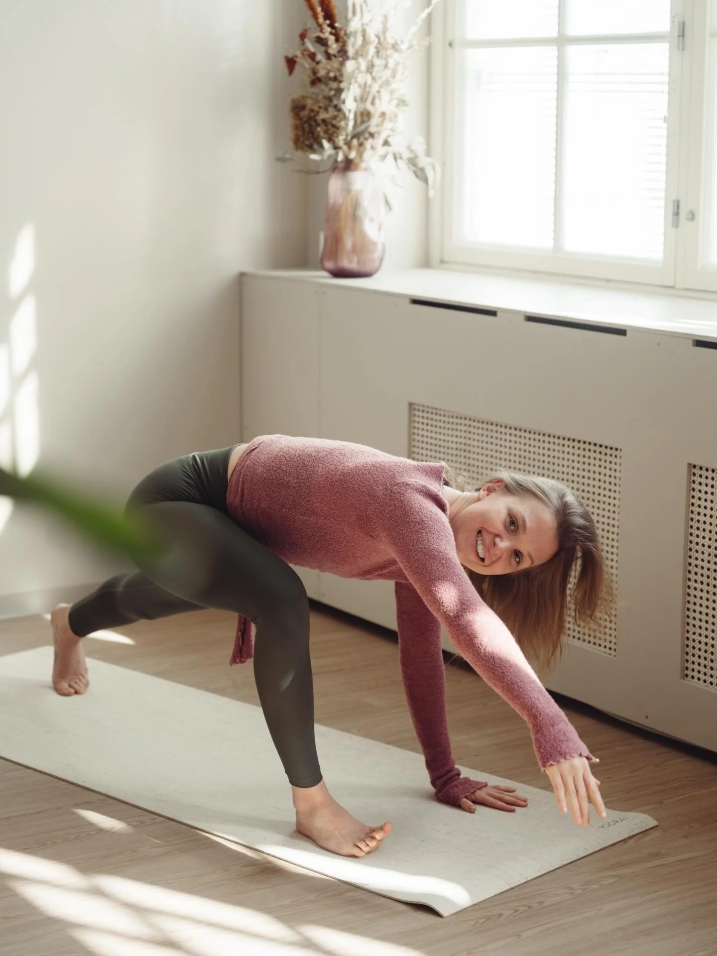 T&auml;ll&auml; viikolla palaan opettamaan joogatunteja @rootstampere 🤍 Ihanaa, on jo ollut ik&auml;v&auml;!

Kev&auml;tkaudella pid&auml;n seuraavia tunteja:

🤍 maanantaisin klo 19.45-20.45 Lempe&auml; ilta

🤍 joka toinen lauantai 10.1. alkaen:
~