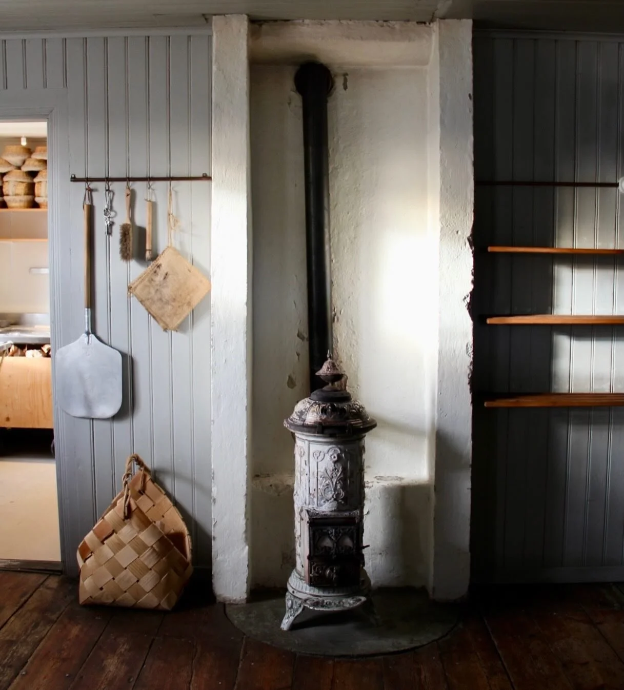 Cold December mornings with the smell of saffron, and the soft crackle of our old fireplace. Warming the bakery is our much-loved morning ritual.