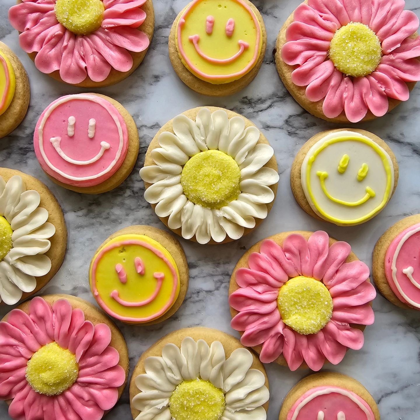 It's a fun set for a fun celebration!

#buttercreamcookies 
#daisycookies
#smileyfacecookies